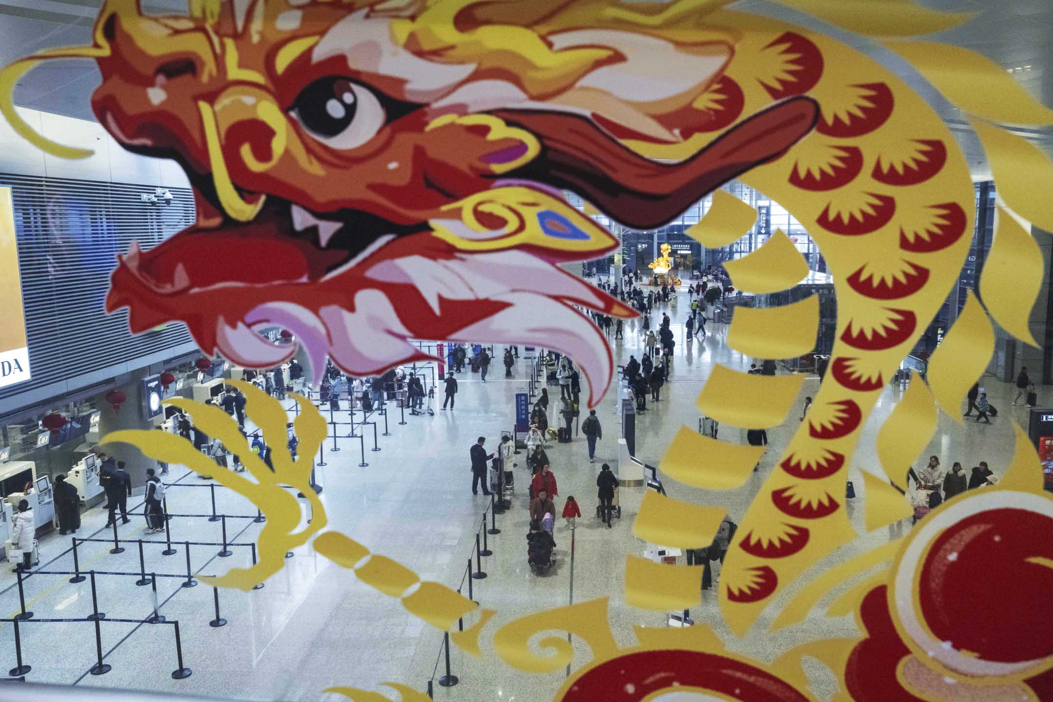 2024年2月7日,中国上海虹桥国际机场的入境人士。摄:Raul Ariano/Bloomberg via Getty Images