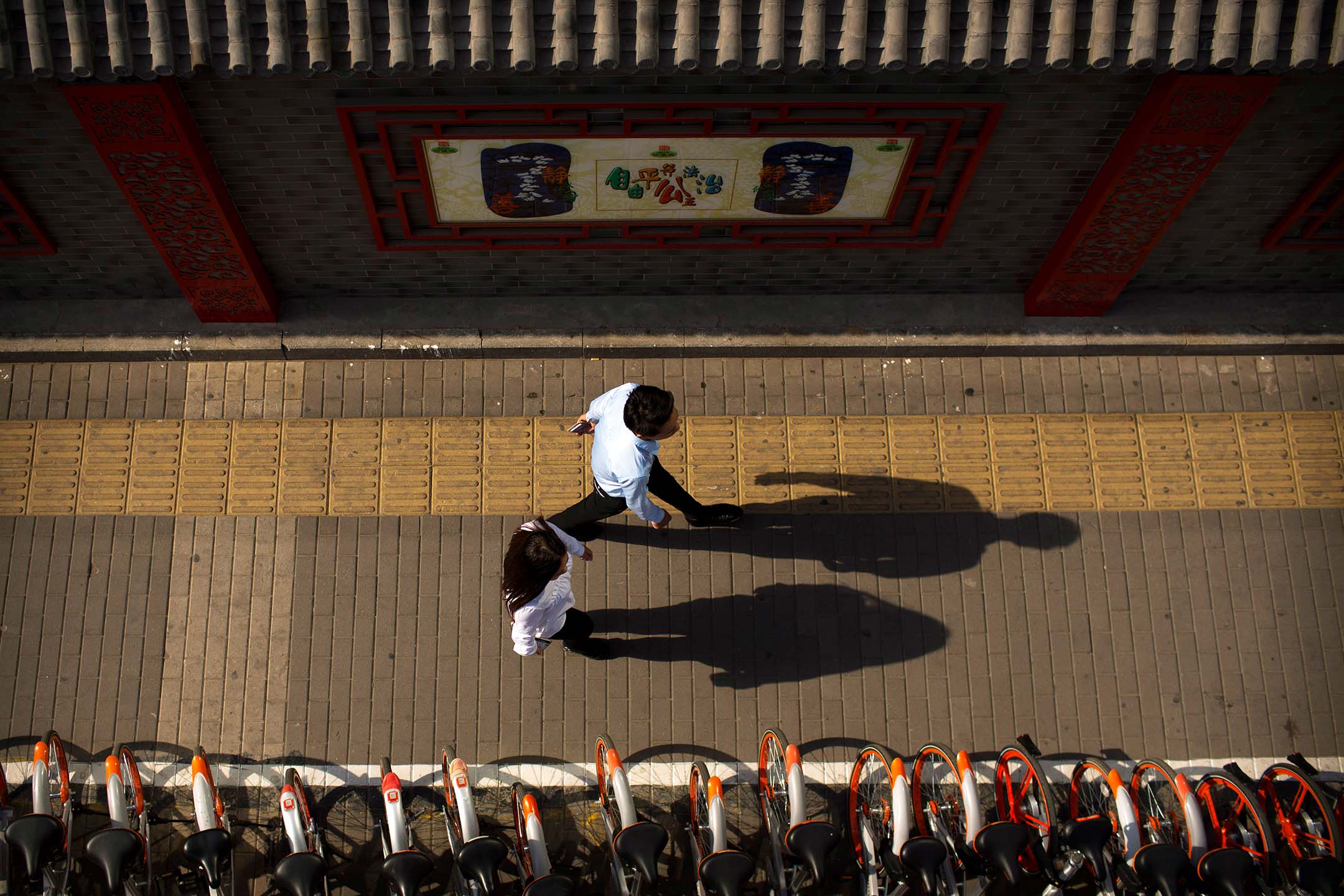 2017年5月25日,中国北京,市民在街道上经过。摄:Mark Schiefelbein/AP/达志影像