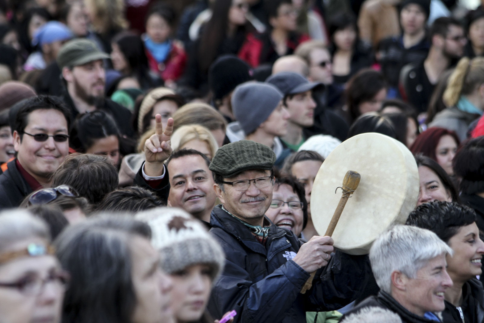 每年情人节,温哥华市中心东端都会举行妇女纪念游行(Women's Memorial March),纪念过往在卑诗省被杀害或失踪的原住民妇女。Bill Chu参与多年,与原住民同行。图:受访者提供