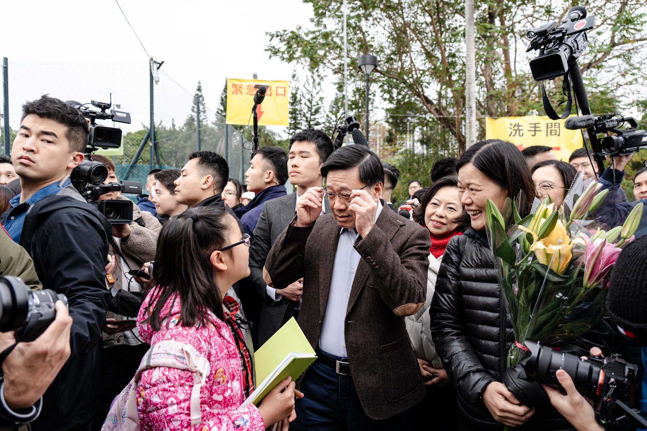 2024年2月9日,行政長官李家超到訪沙田年宵市場,期間與小朋友聊天。攝:Ryan Lai/端傳媒
