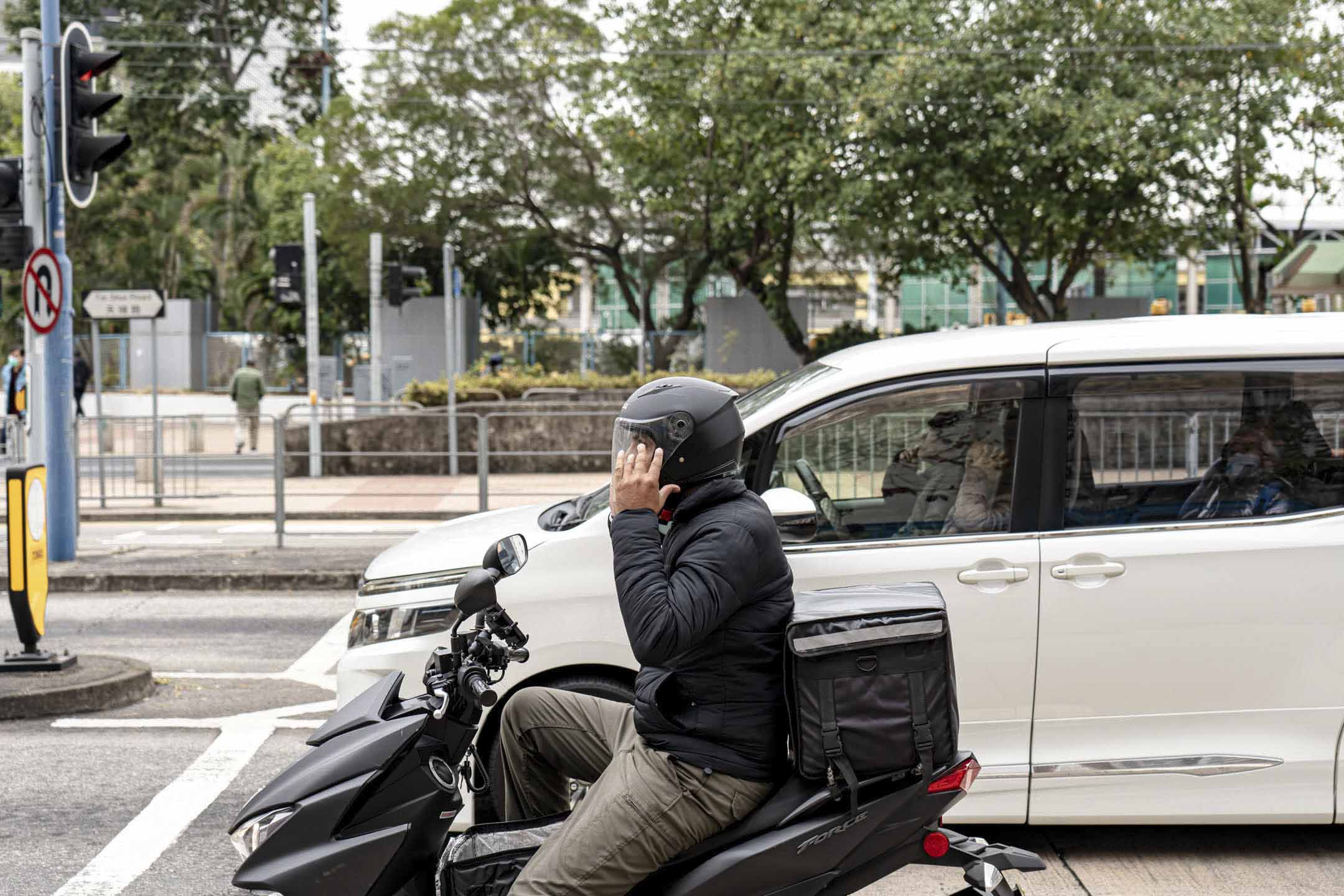 遊走街巷的香港外賣員。攝:Ryan Lai/端傳媒