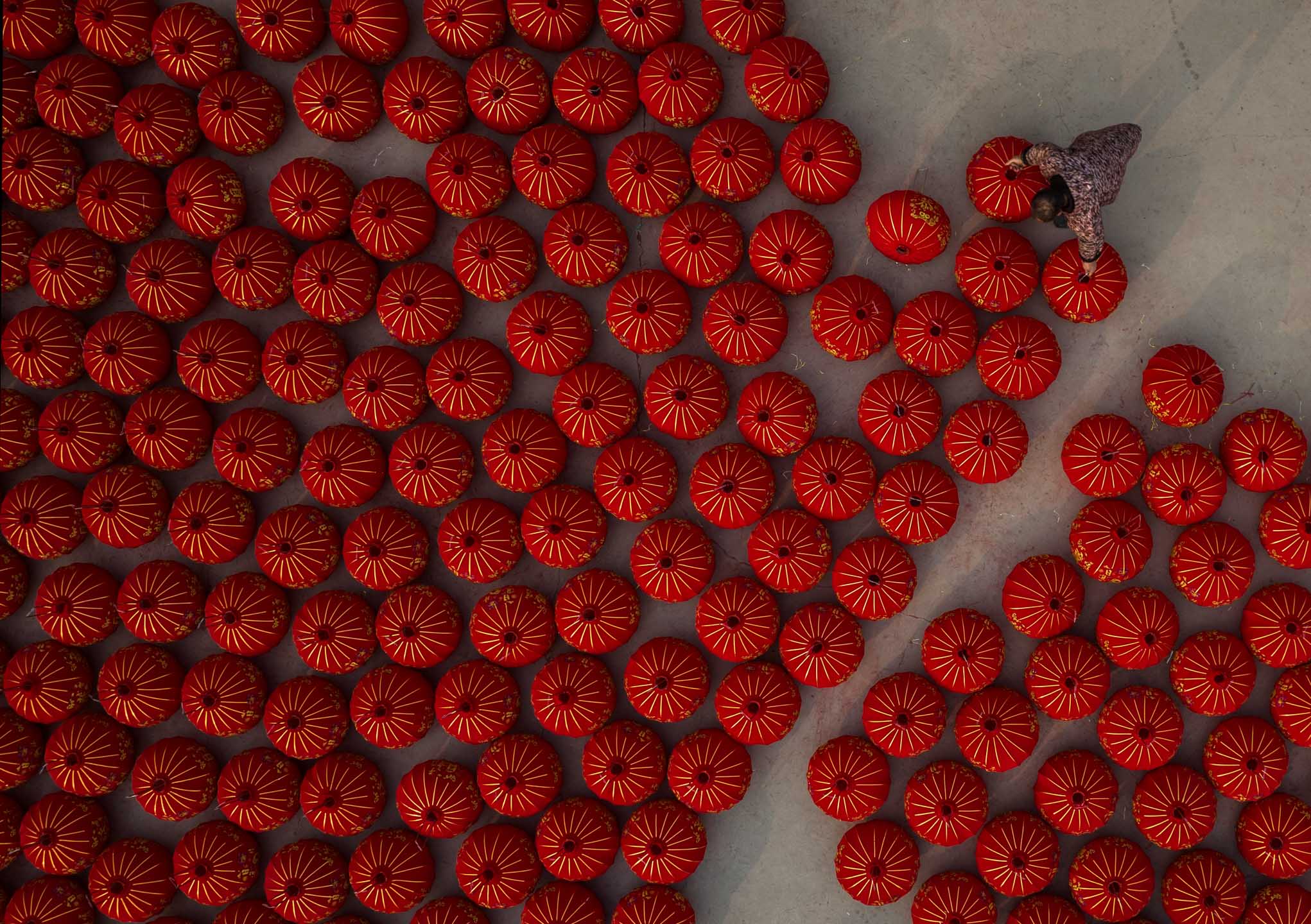 2023年1月5日,中國屯頭,一名工人正在工廠製作傳統紅燈籠。攝:Kevin Frayer/Getty Images