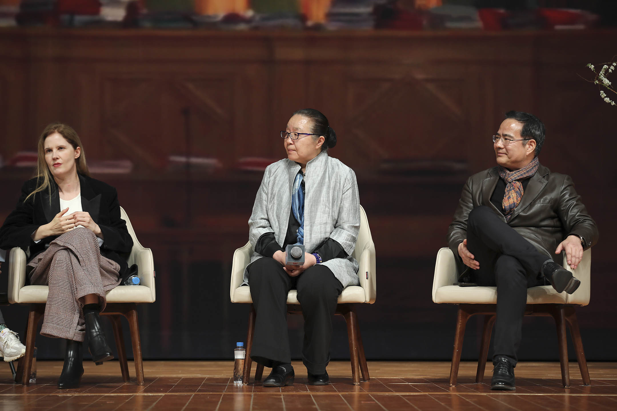 2024年3月24日,《坠落的审判》的中国首映礼在北京大学百周年纪念讲堂举行。电影放映结束后导演特里耶(Justine Triet)出席了映后交流,与嘉宾戴锦华及董强等一起对谈。 摄:VCG/VCG via Getty Images