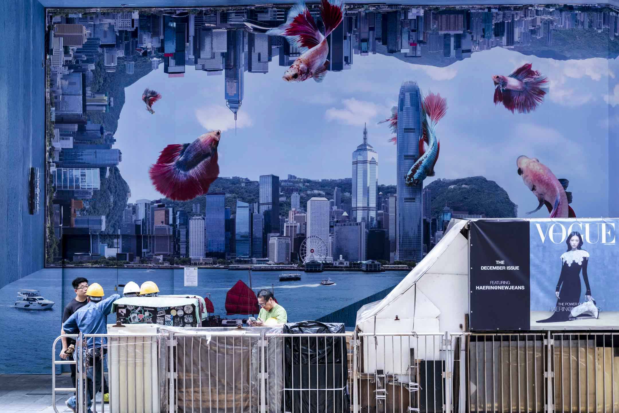 2023年12月14日,中环的建筑工人在街上闲聊。 摄:林振东/端传媒