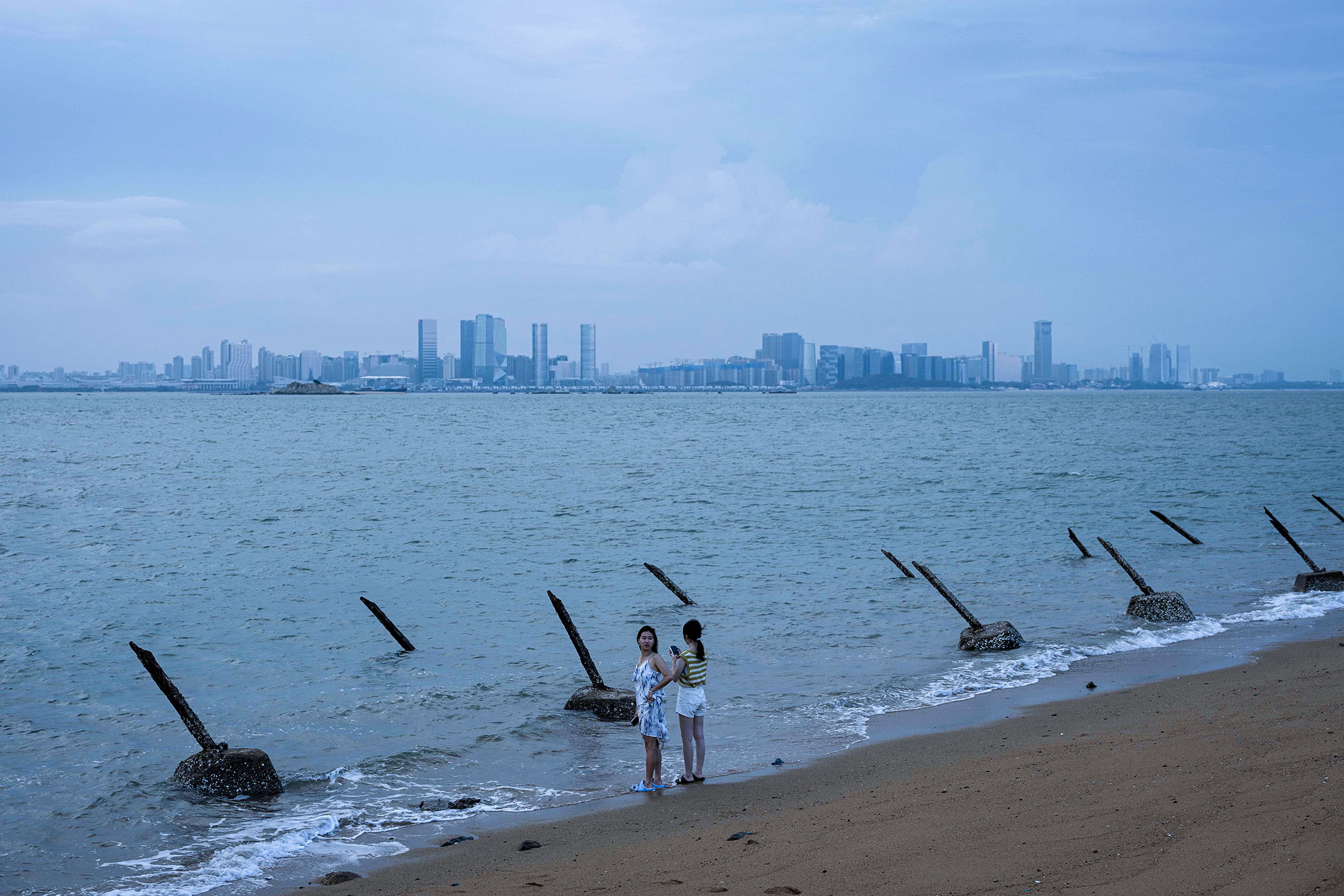 2023年8月23日,金门海岸,对岸为厦门市。摄:陈焯辉/端传媒