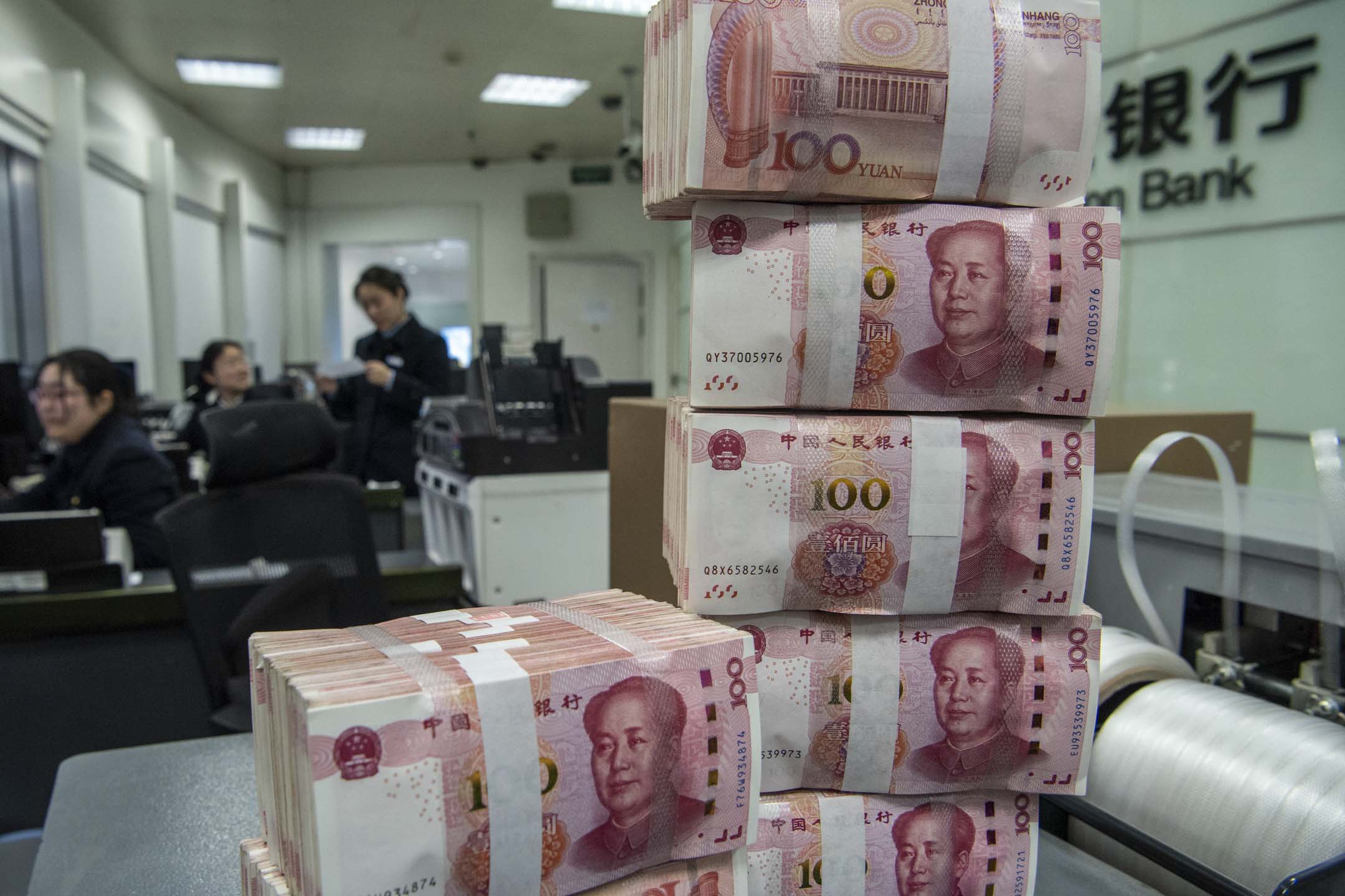 2024年3月20日,中国江苏省海安市的一家银行,一名工作人员在清点人民币。摄:CFOTO/Future Publishing via Getty Images