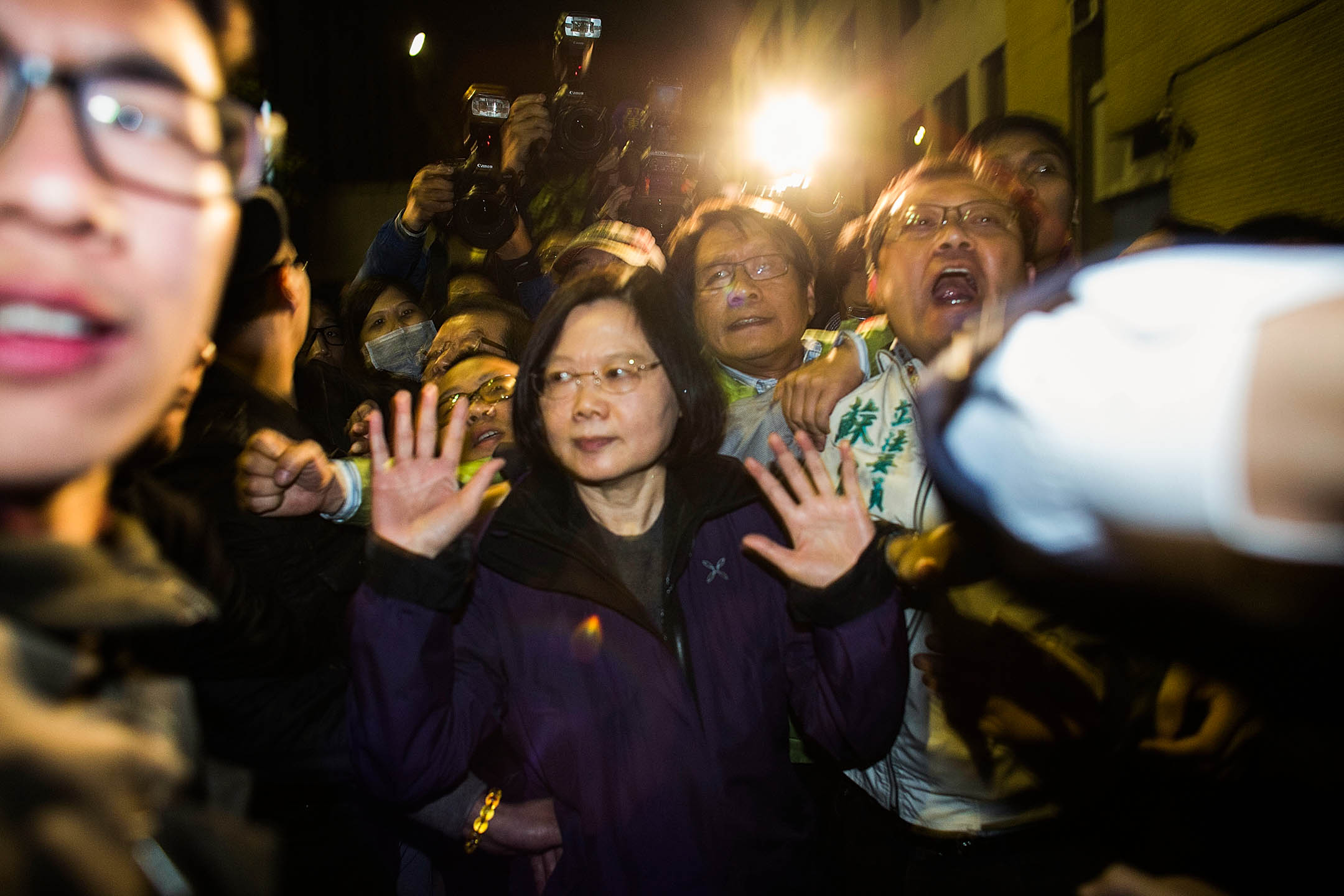 2014年3月24日,台北,学生在行政院外与防暴警察发生冲突,民进党的蔡英文参加示威。摄:Lam Yik Fei/Getty Images