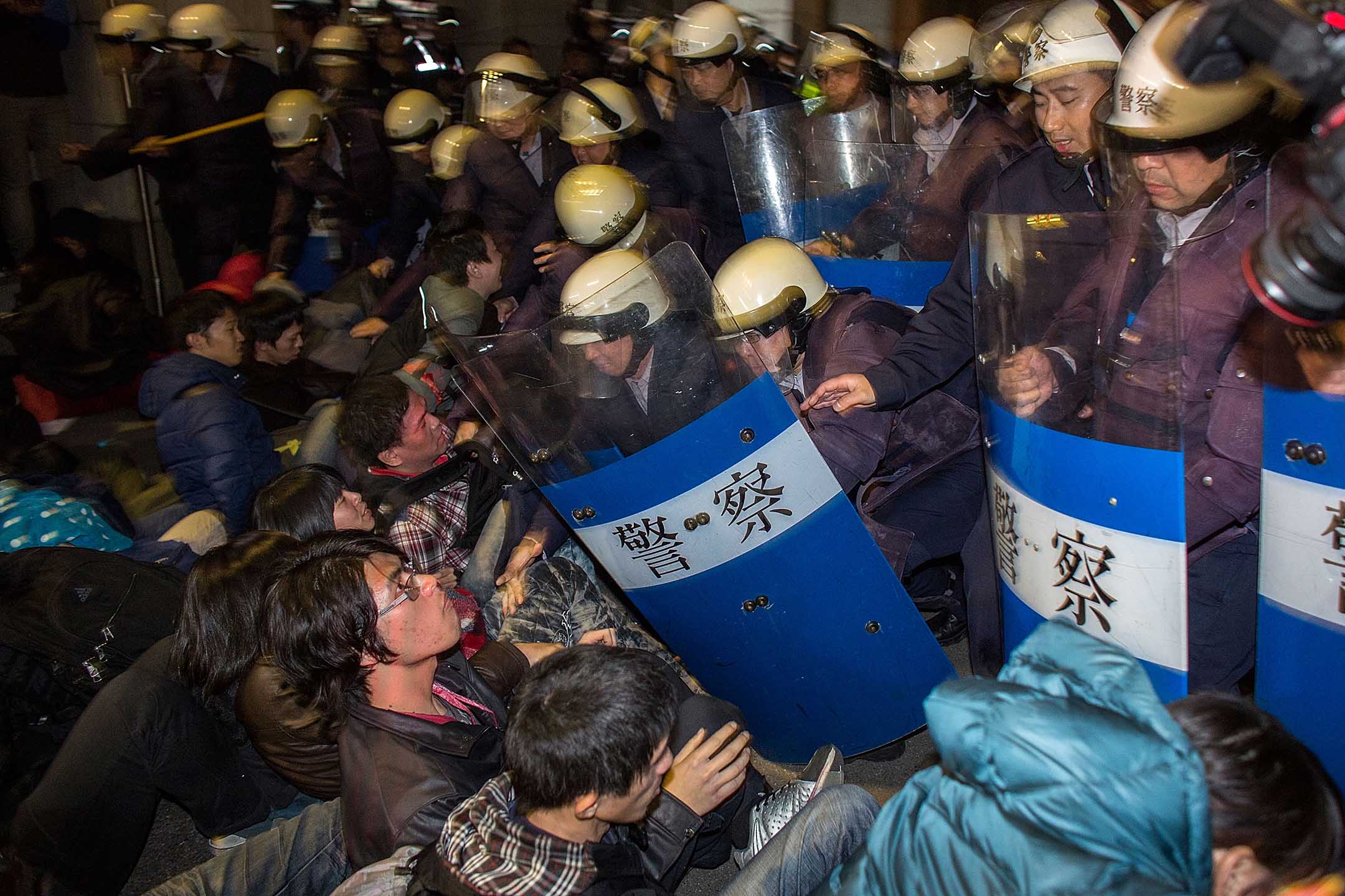 2014年3月24日,台北,防暴警察在行政院外与学生示威者发生冲突。摄:Lam Yik Fei/Getty Images