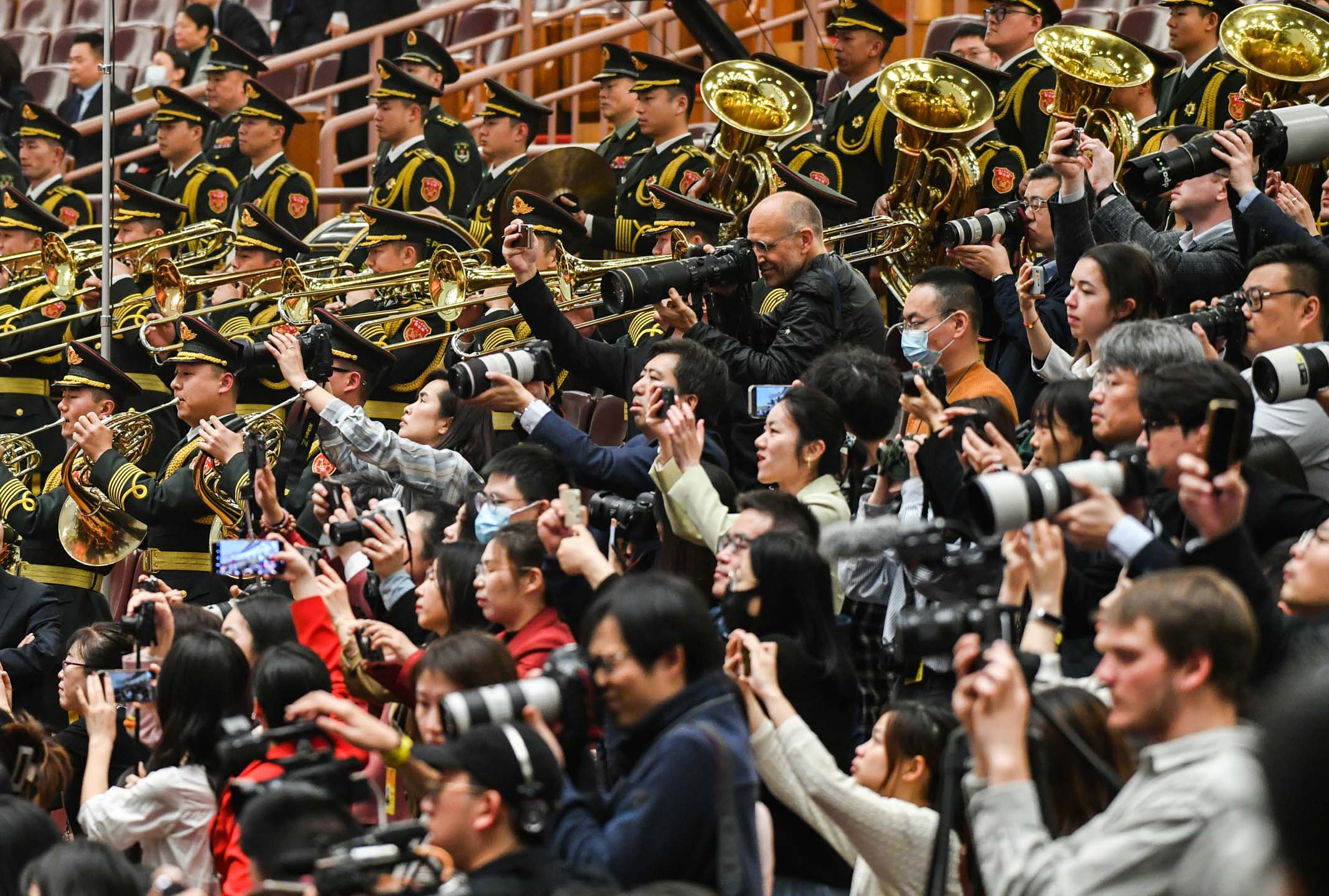 2024年3月11日，中國北京，大批記者採訪兩會的閉幕會議。攝：VCG/VCG via Getty Images