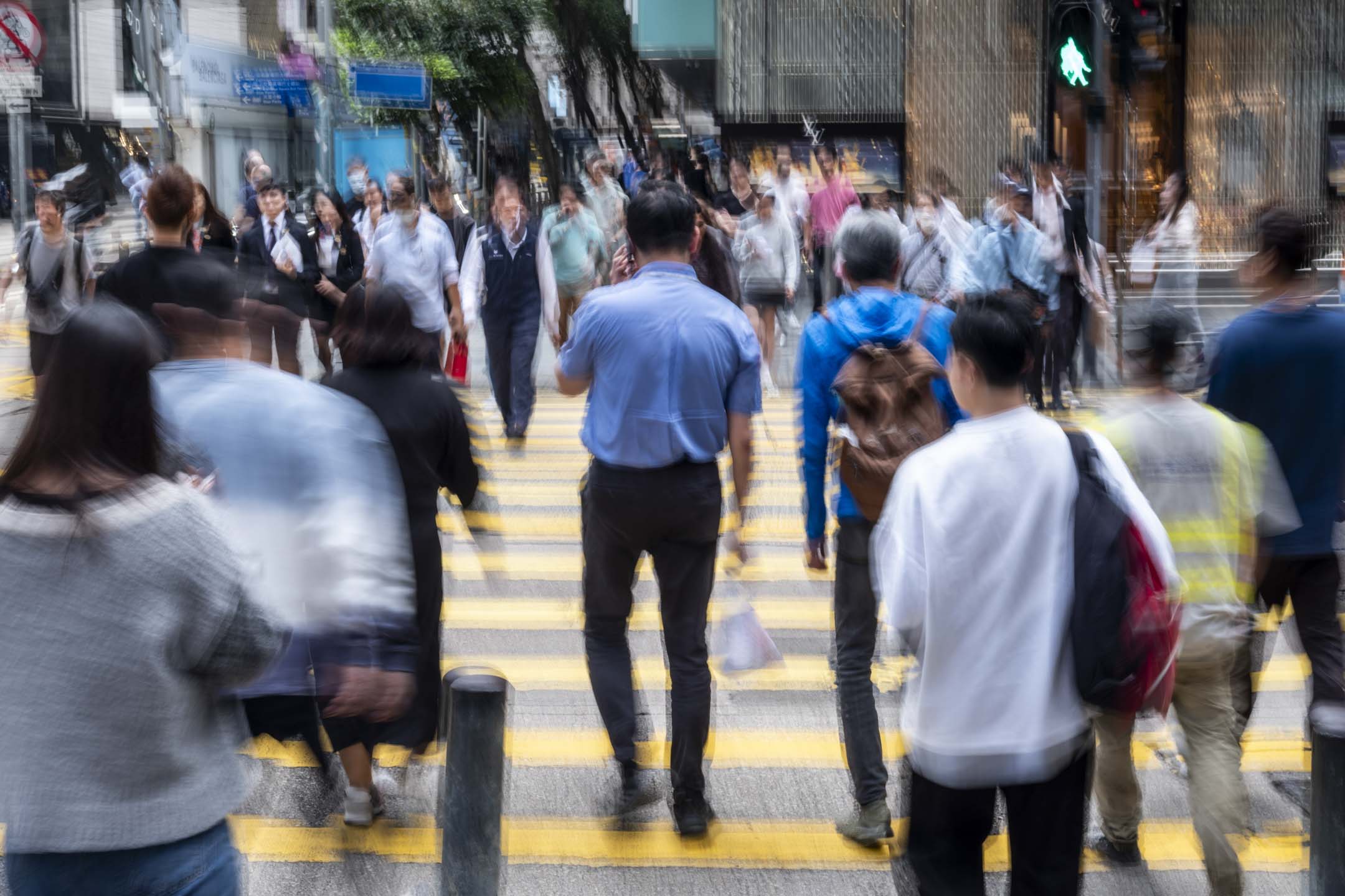 2023年12月14日,中环一个手持外卖的上班族。 摄:林振东/端传媒