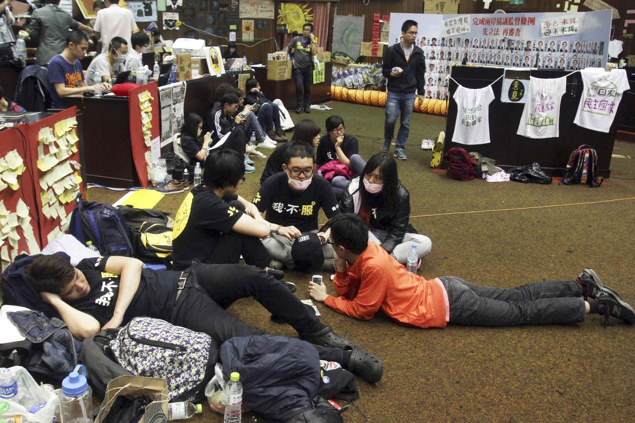 2014年4月6日,太陽花學運的學生繼續佔領立法院。攝:Chiang Ying-ying/AP/達志影像