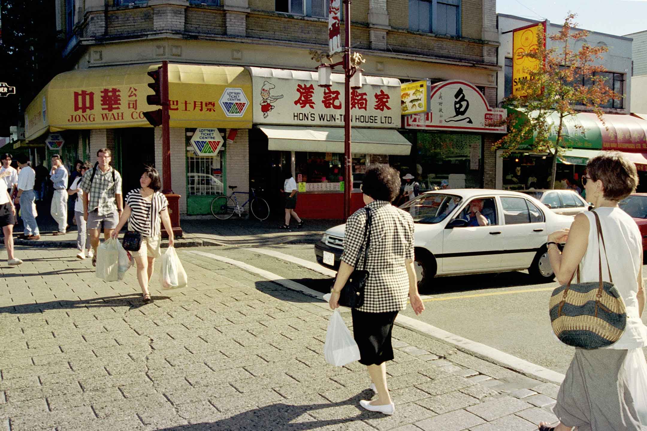 1995年,温哥华唐人街的餐厅与商店。摄:Bob Riha, Jr./Getty Images