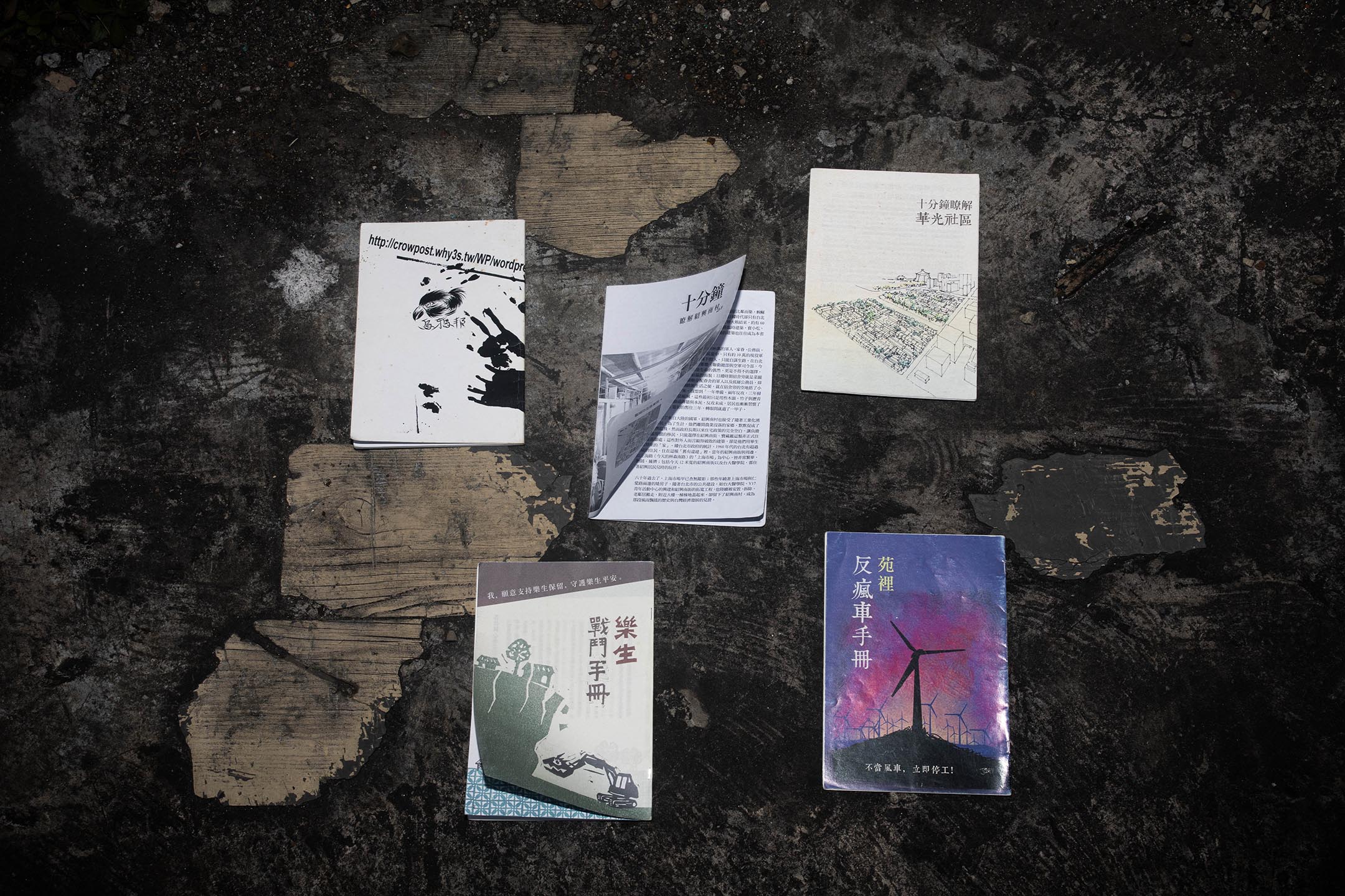 周香羽保存著各式議題的小誌。攝:陳焯煇/端傳媒