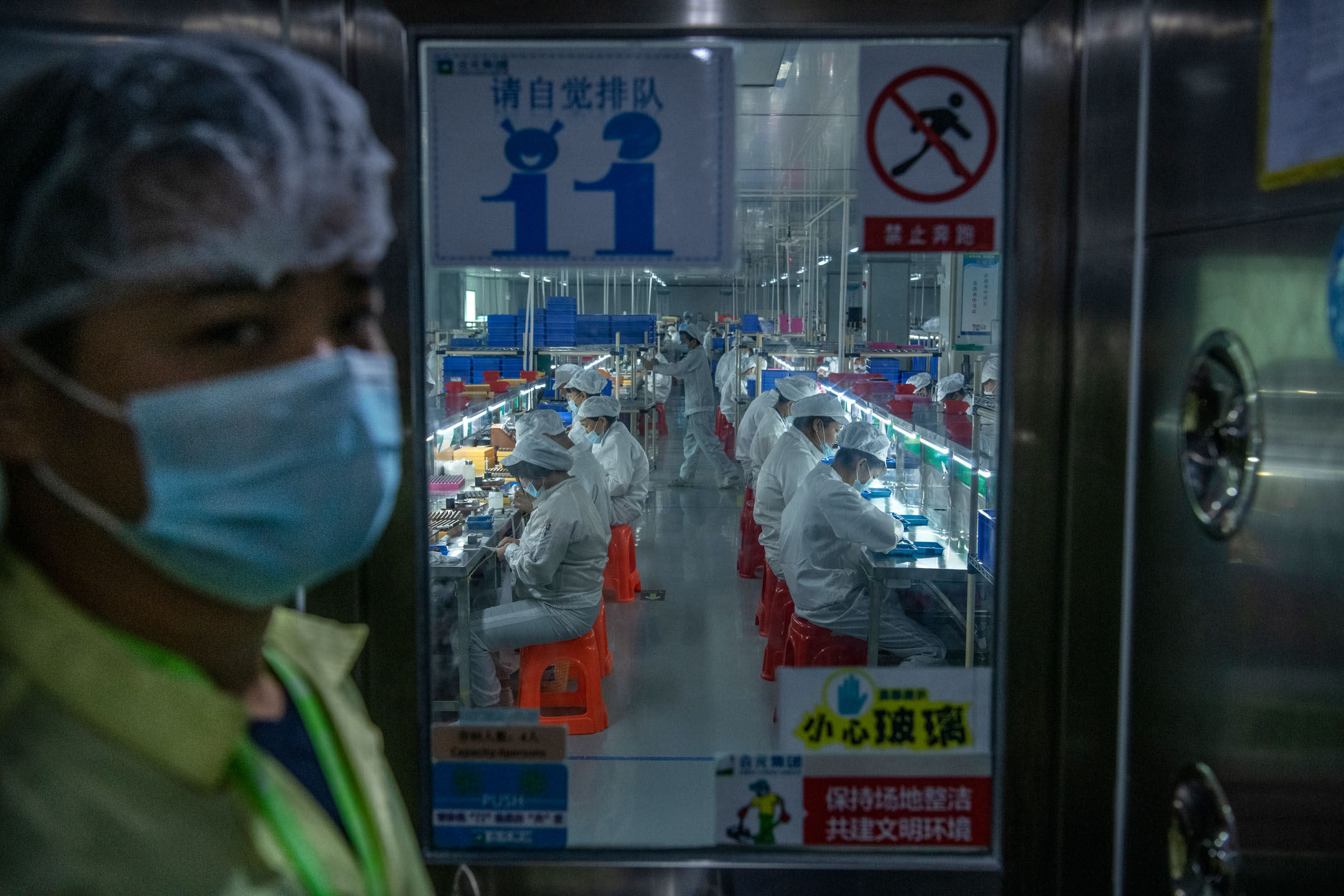 2019年9月25日,中國深圳,工人們在電子煙製作工廠工作。攝:Kevin Frayer/Getty Images