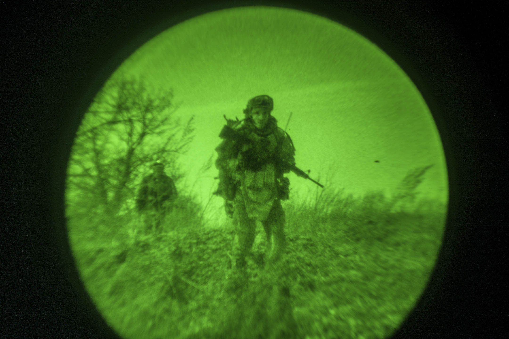 2024年3月20日,烏克蘭頓內茨克地區,透過夜視鏡可以看到烏克蘭軍人於前線執行夜間任務。攝:Alex Babenko/AP/達志影像
