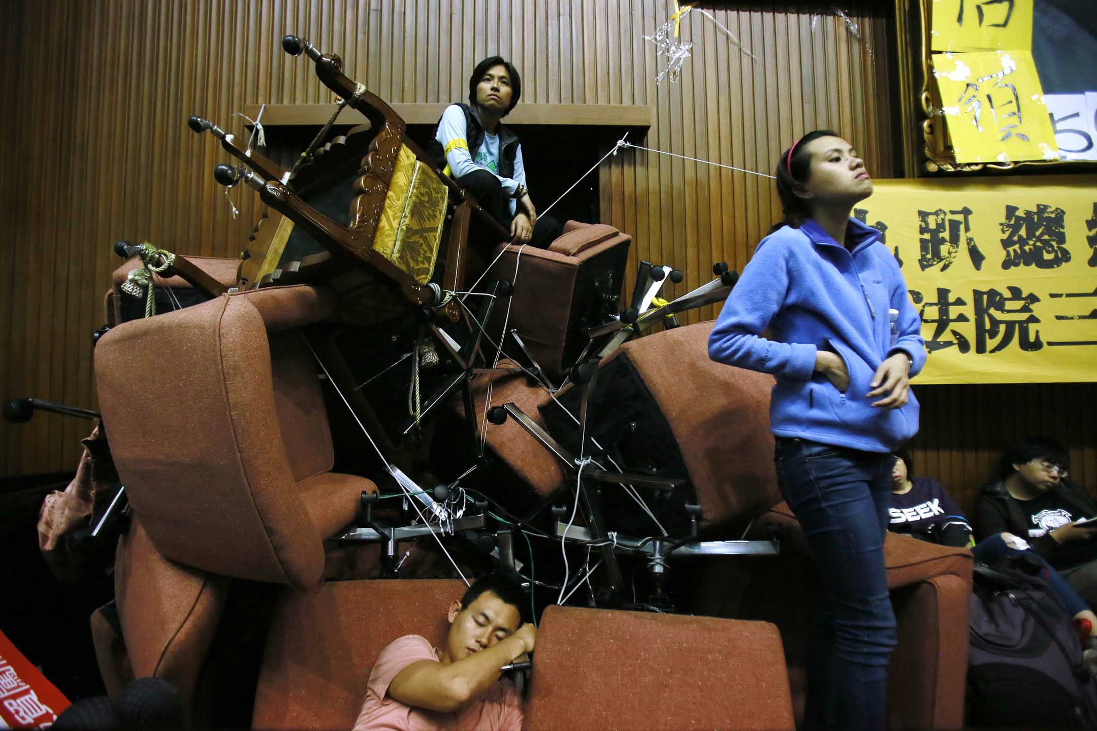 2014年3月19日,太陽花學運的學生繼續佔領立法院。攝:Wally Santana/AP/達志影像