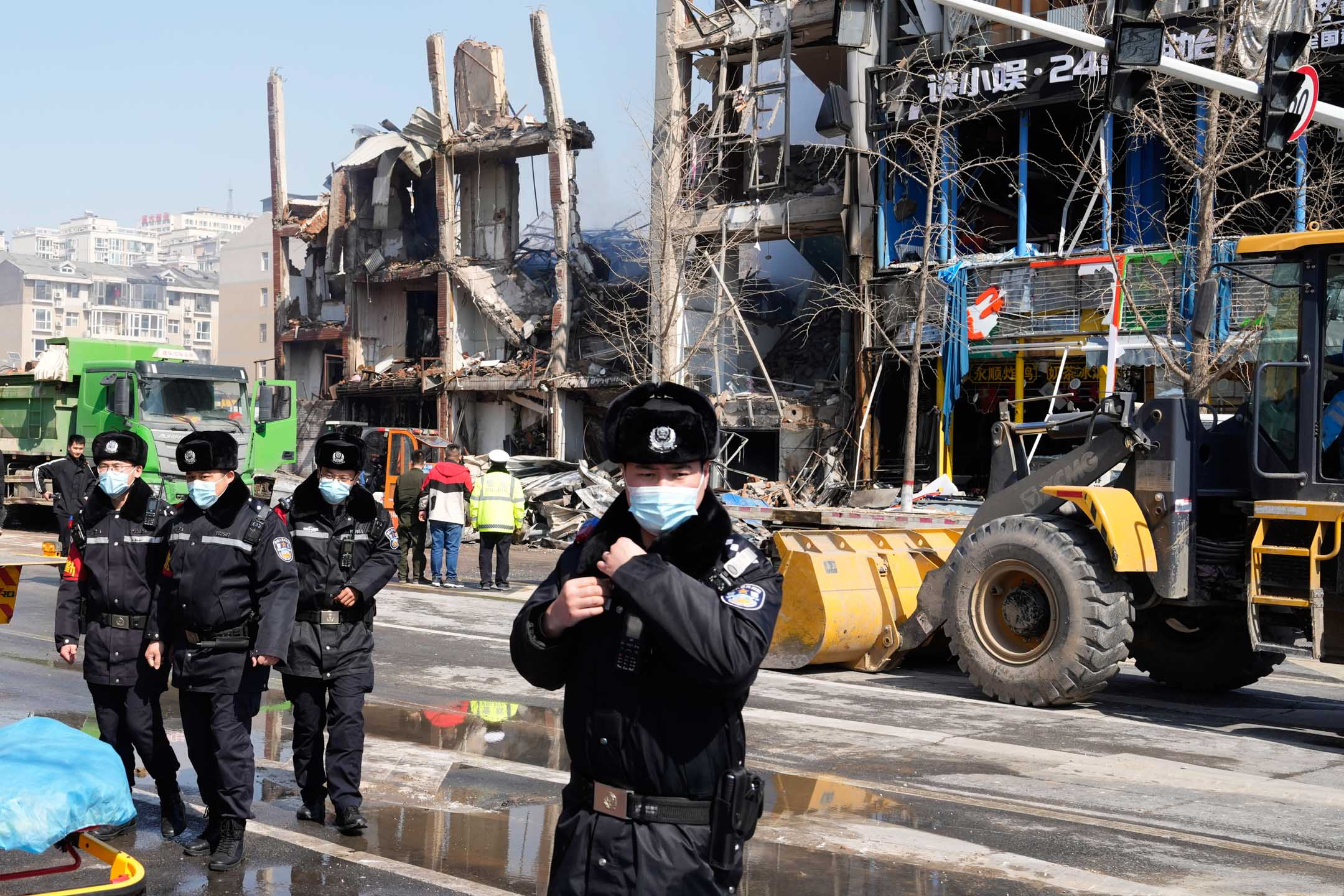 2024年3月13日，中國河北三河市燕郊鎮發生爆炸事件，警察將記者從爆炸現場驅散。攝：Ng Han Guan/AP/達志影像