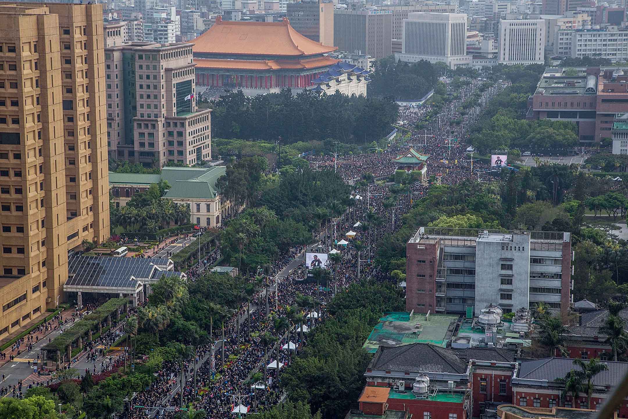 2014年3月30日,太陽花學運期間,超過20萬示威者在台北舉行集會。攝:Lam Yik Fei/Getty Images