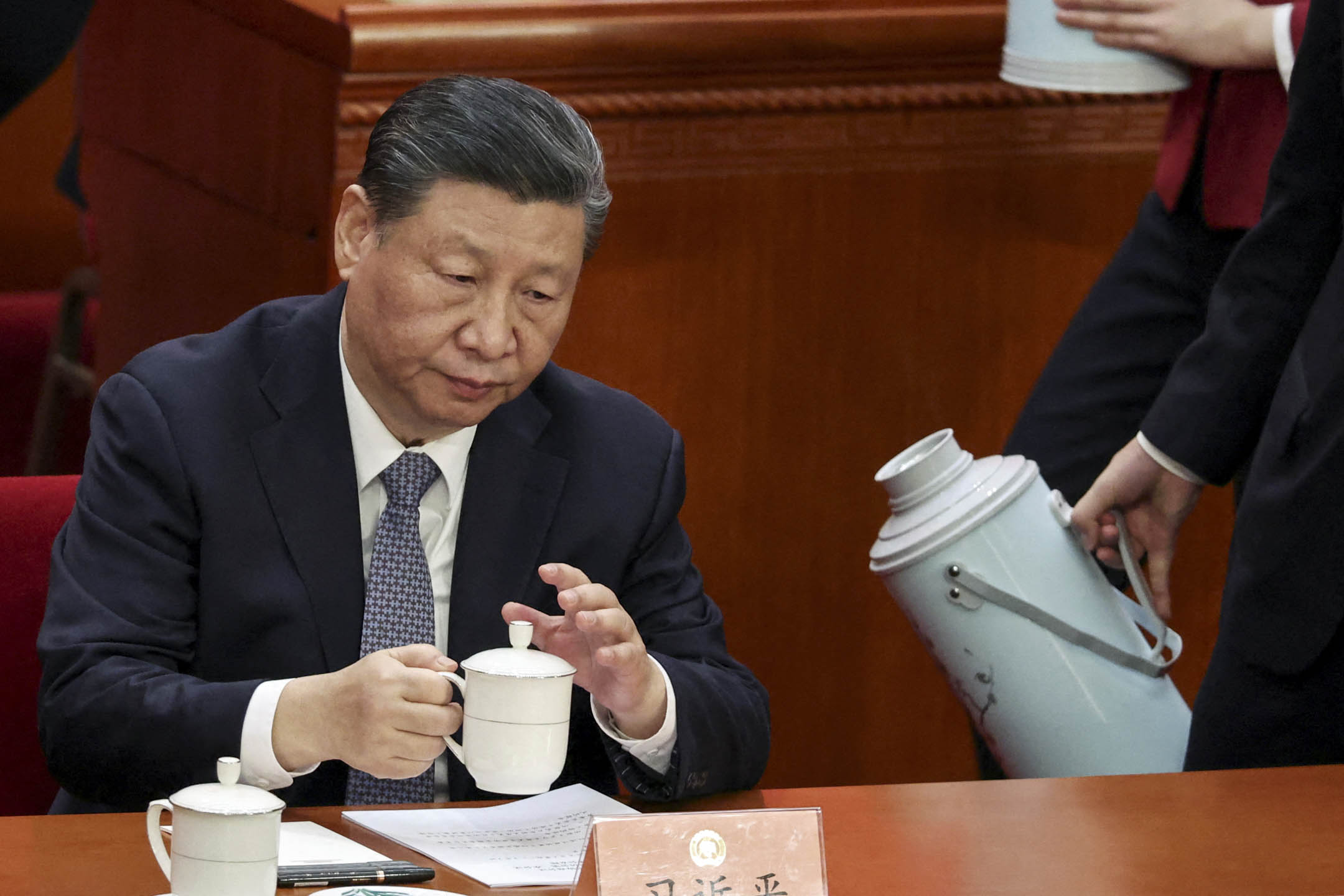 2024年3月4日,中国国家主席习近平在政协开幕式上饮茶。摄:Florence Lo/Reuters/达志影像