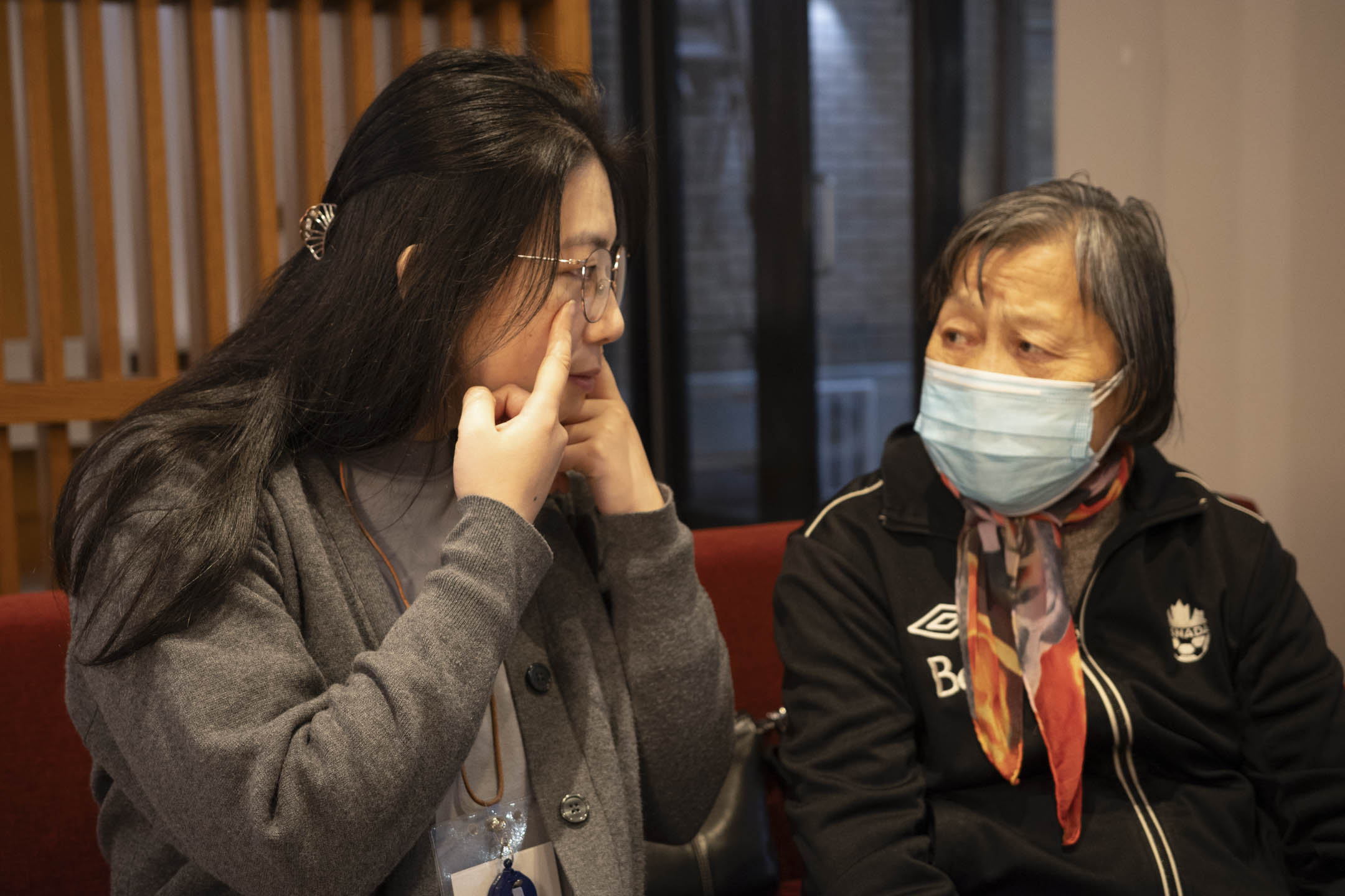 对于社会服务,呀Be希望助人自助,与其代服务对象们打电话申请社会服务,她宁可花更多时间训练他们用简单英文自行申请,“人人都有帮助自己的能力,帮错人可能会disempower对方(剥夺对方的权力感)。”。摄:Galileo Cheng/端传媒