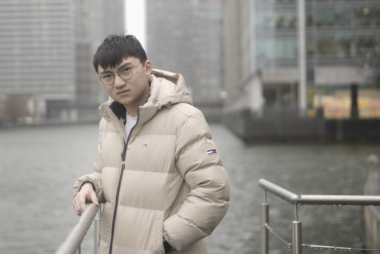 郑家朗曾在台湾流亡,然后再走到英国寻庇,很明白当中等候一个合法身份的情绪煎熬。摄影:陈琪