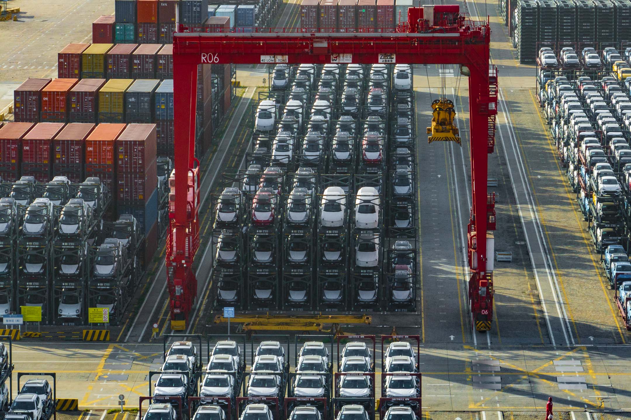 2024年4月19日,中國蘇州的國際貨櫃碼頭,大量電動汽車運輸出口。攝:Costfoto/NurPhoto via Getty Images