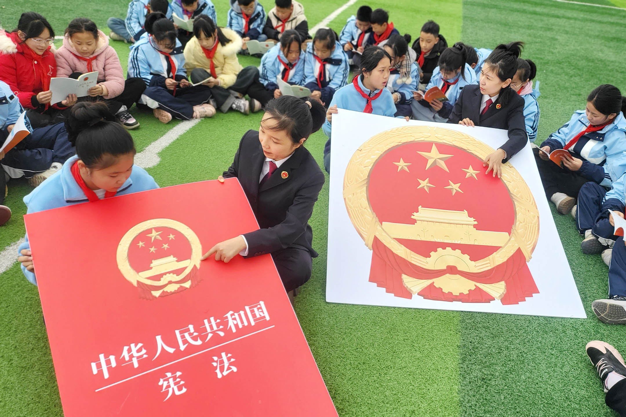2023年11月30日,中国连云港,一名官方人员正在教授小学生中国宪法。摄:CFOTO/Future Publishing via Getty Image