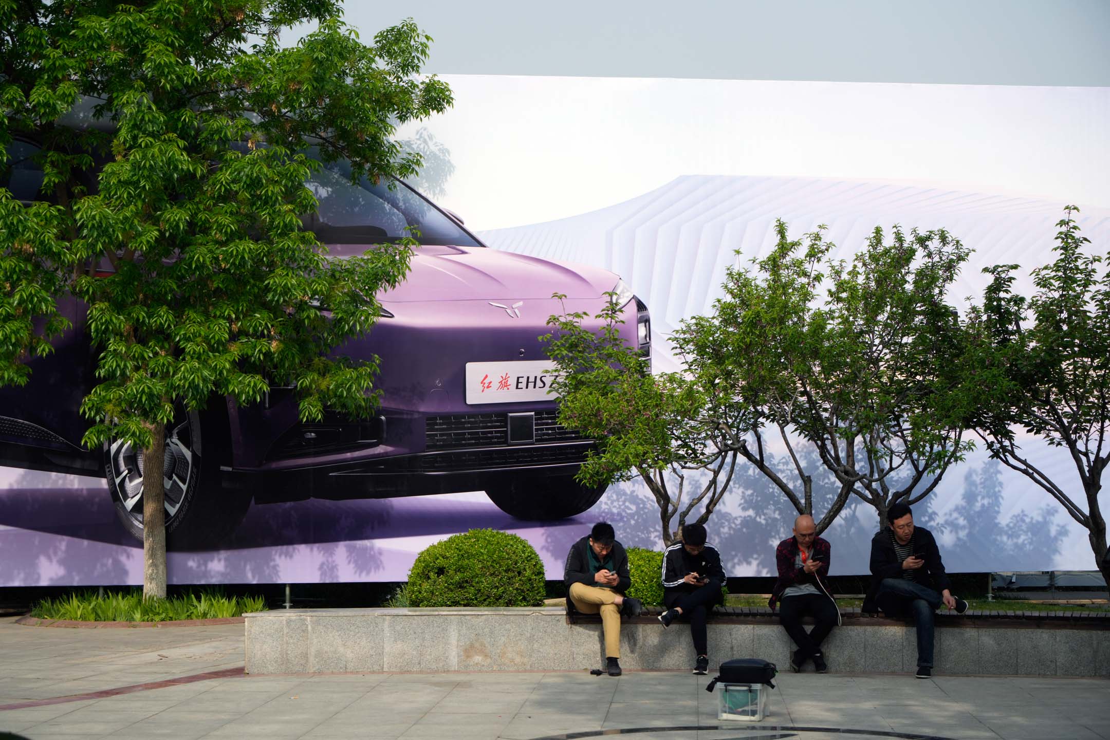 2024年4月25日,中國北京,車展外的電動汽車廣告。攝:Qilai Shen/Bloomberg via Getty Images