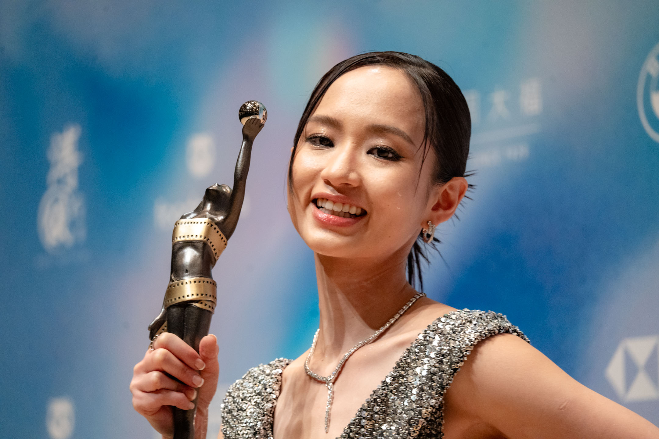 2024年4月14日,第42届香港电影金像奖,梁雍婷凭《白日之下》获最佳女配角。摄:Ryan Lai/端传媒