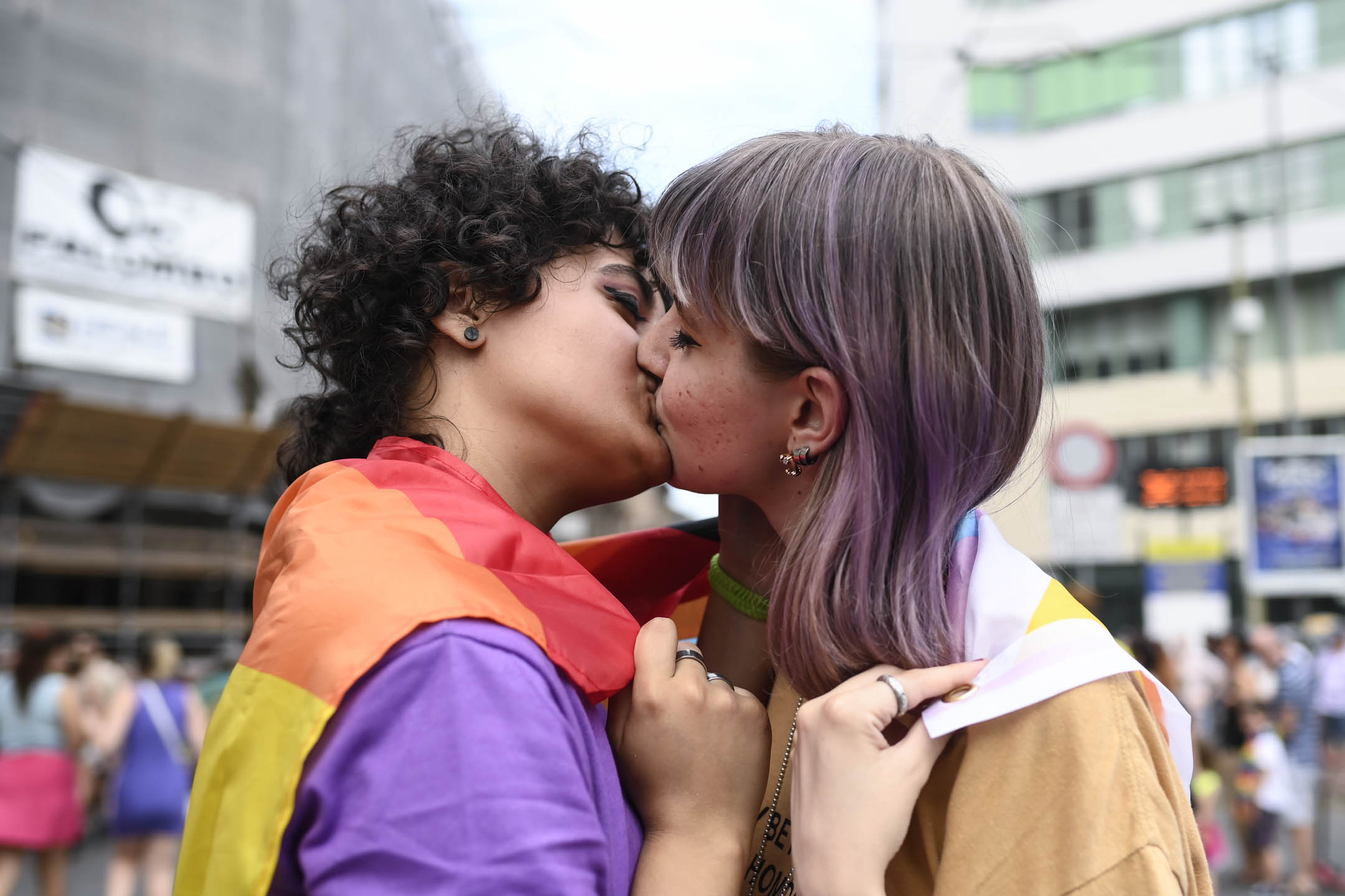2022年6月18日,義大利都靈,女孩們在都靈 LGBTQ+ 驕傲遊行期間接吻。攝:Stefano Guidi/Getty Images