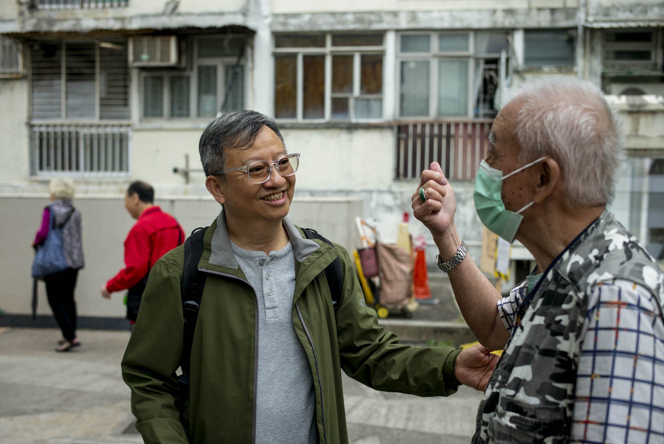 前大坑西区议员谭国侨与邨民倾谈。摄:林振东/端传媒