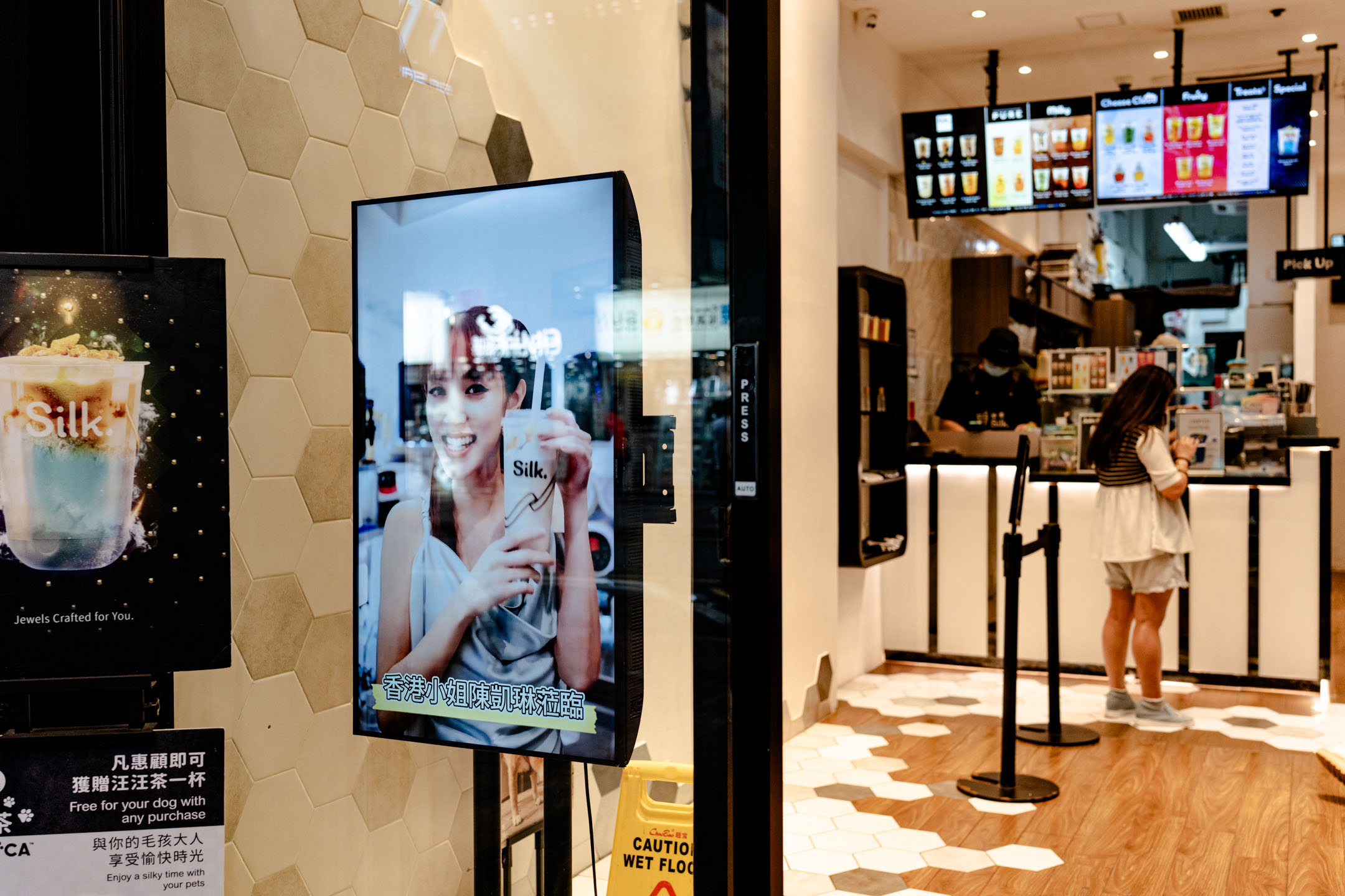 旺角一间珍珠奶茶店以KOL的社交媒体片段用作宣传。摄:Ryan Lai/端传媒