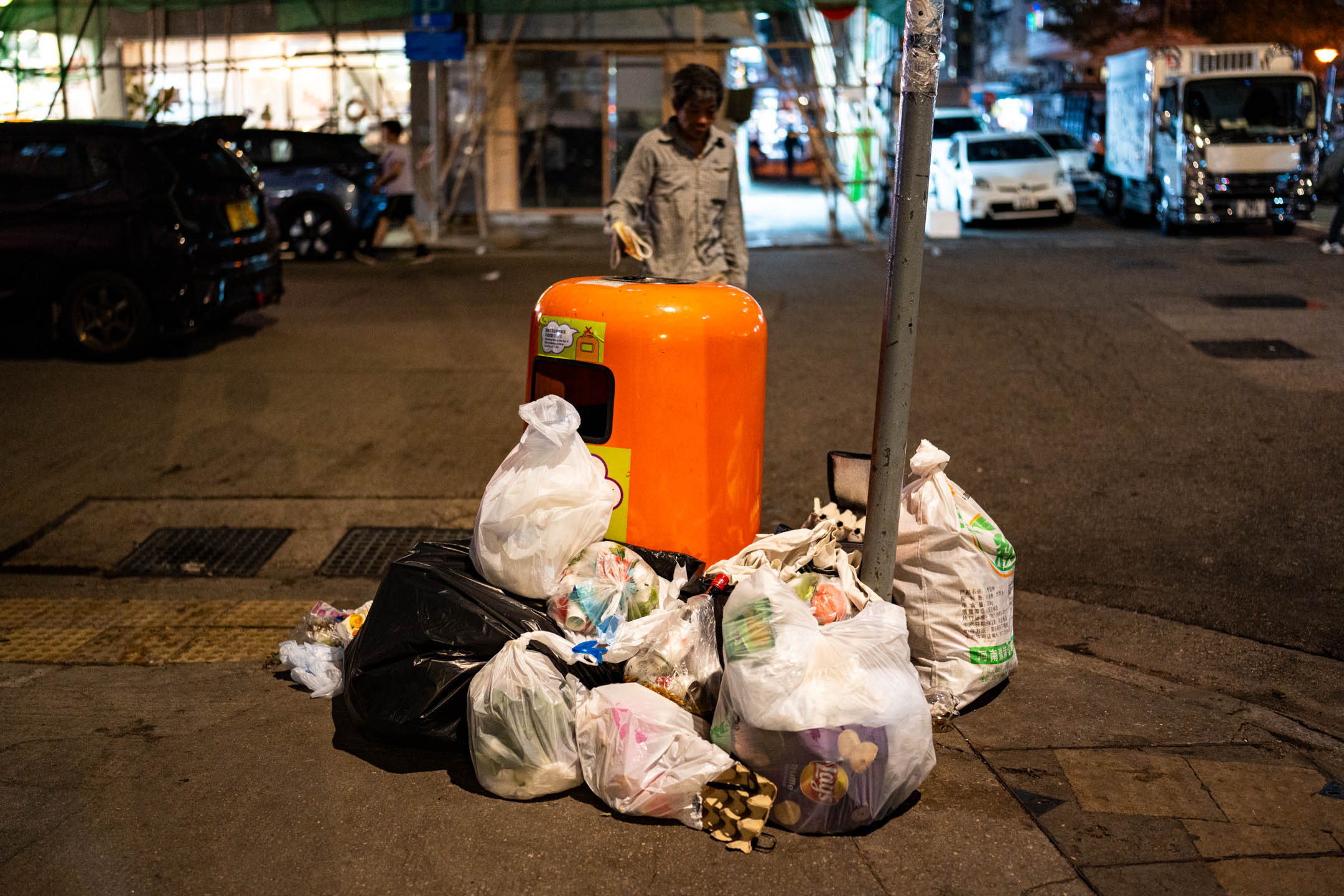 2024年4月11日,香港,太子街道上的垃圾桶旁放滿了垃圾袋。攝:Ryan Lai/端傳媒