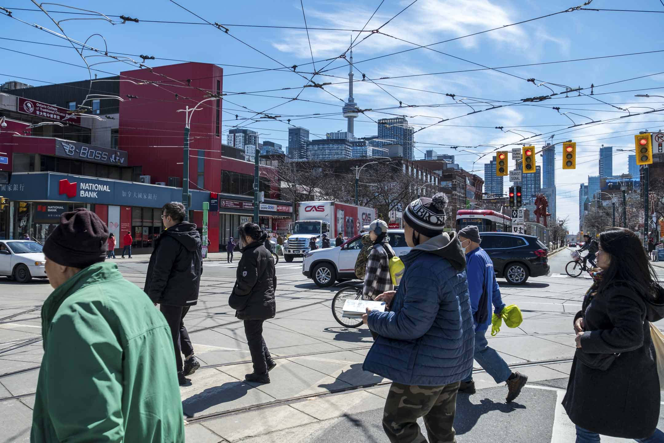 多倫多唐人街位於市中心登打士西街 (Dundas Street) 夾士巴丹拿道 (Spadina Avenue),中午時分人流絡繹不絕。攝:John Wong/端傳媒