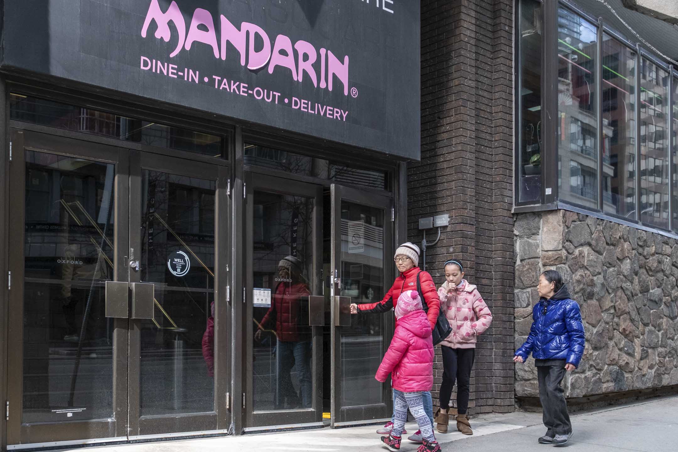 數名顧客正進入多倫多市內其中一家餐廳Mandarin。攝:John Wong/端傳媒