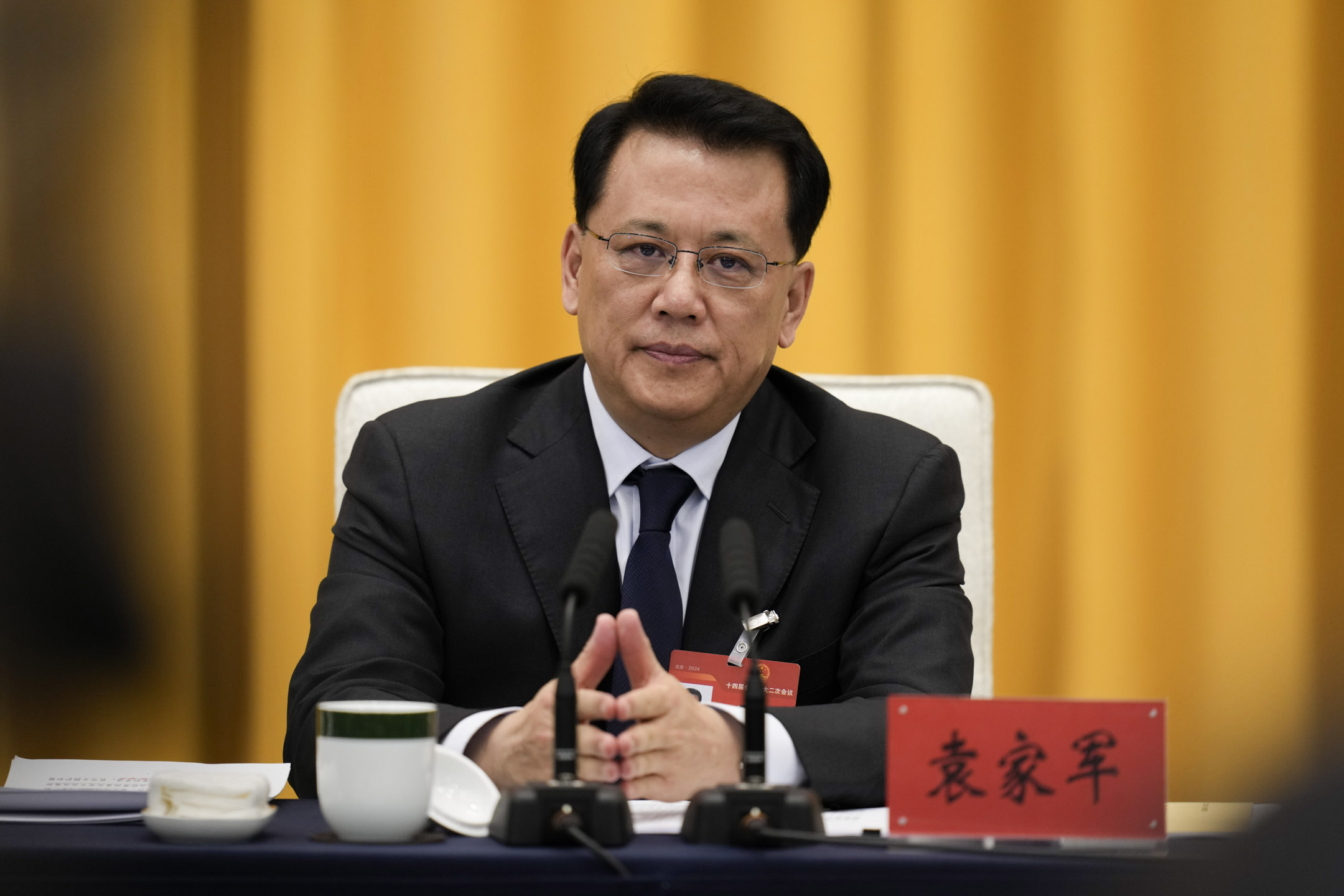 2024年3月5日,北京举行的全国人大期间,重庆市委书记袁家军主持审议政府工作报告。摄:Ng Han Guan/AP/达志影像