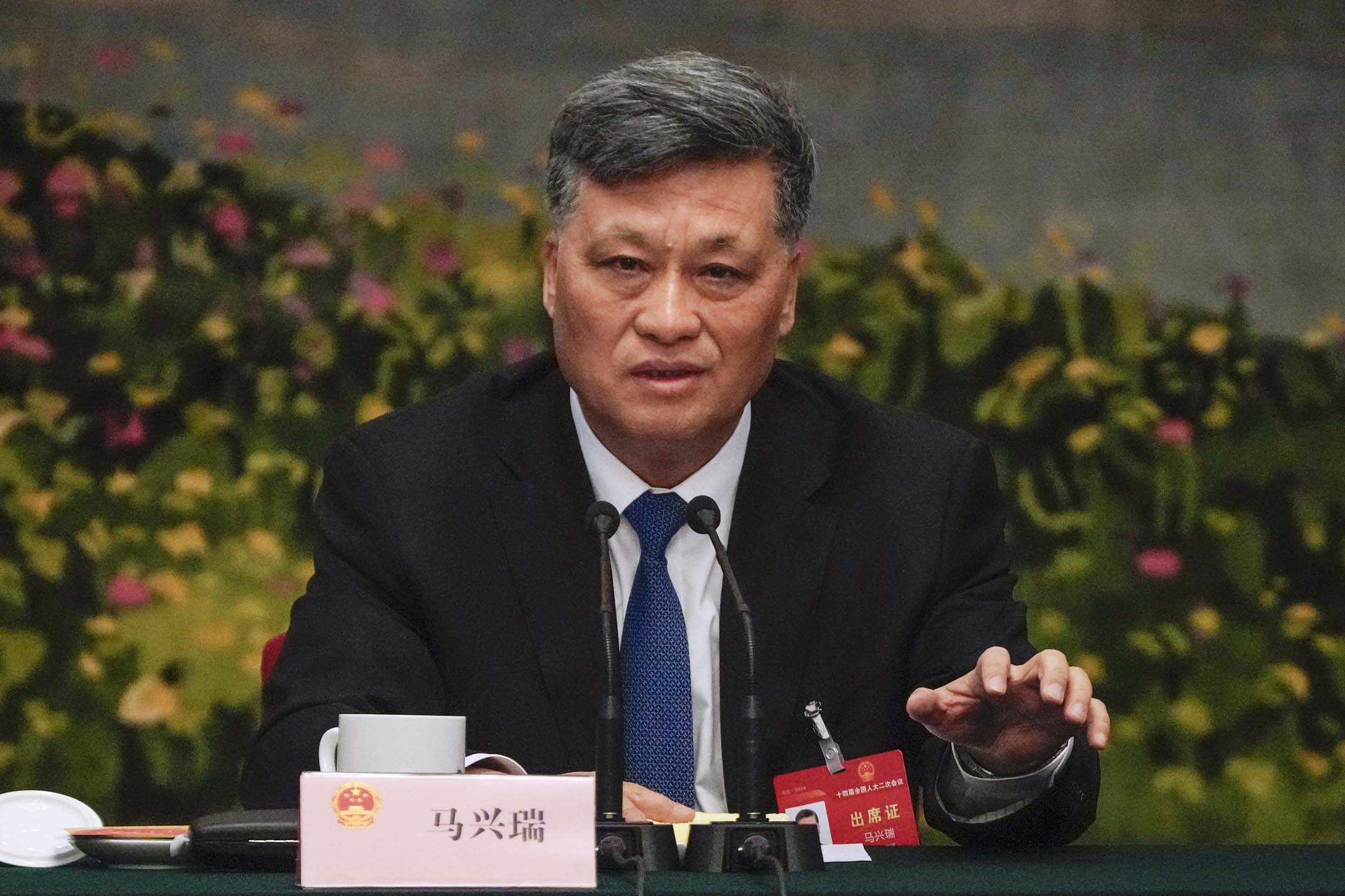 2024年3月7日,中国新疆维吾尔自治区党委书记马兴瑞在北京人民大会堂举行的全国人大会期间主持审议政府工作报告。摄:Andy Wong/AP/达志影像