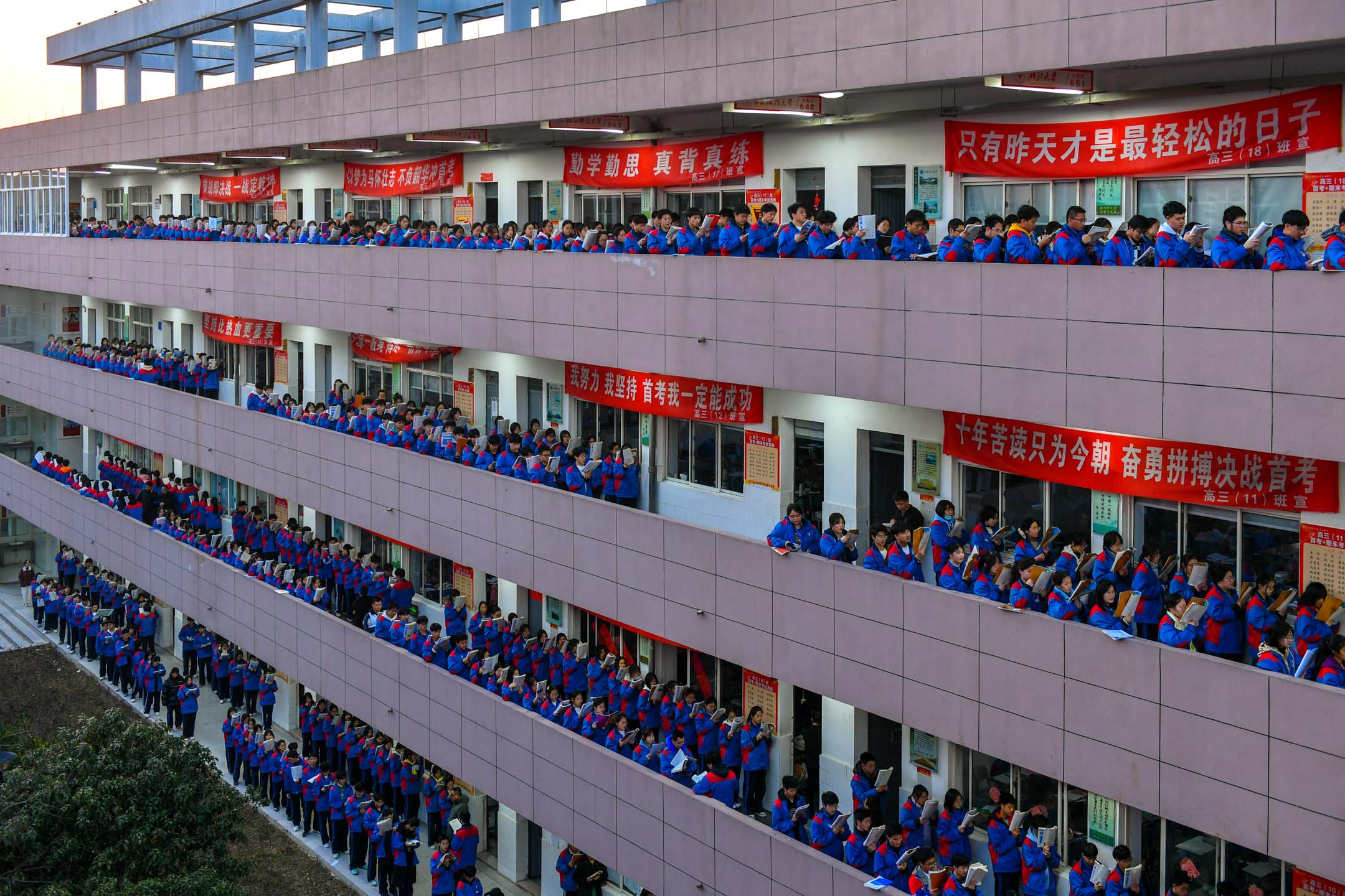 2023年2月27日,中國浙江,高三學生在教室外的走廊學習。攝:Tan Yunfeng/VCG via Getty Images