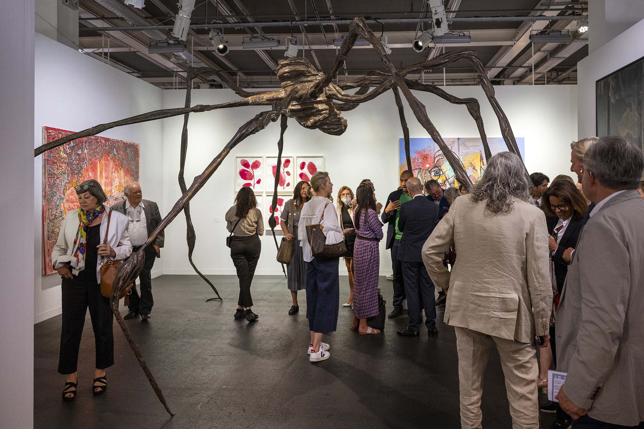 2022年的Art Basel上,Louise Bourgeois著名的巨型蜘蛛雕塑Spider(1996)。攝:GEORGIOS KEFALAS/EPA/達志影像