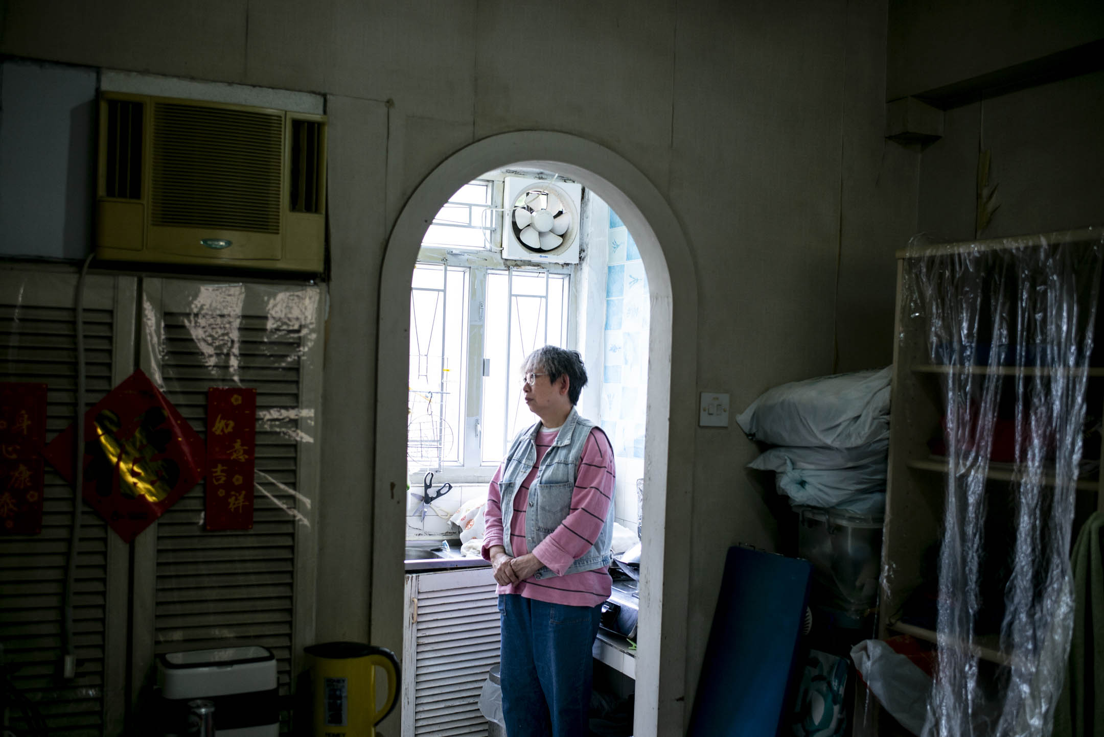 大坑西邨居民权益关注组主席欧阳洁珍,0年前迁入大坑西邨,现与女儿同住。摄:林振东/端传媒