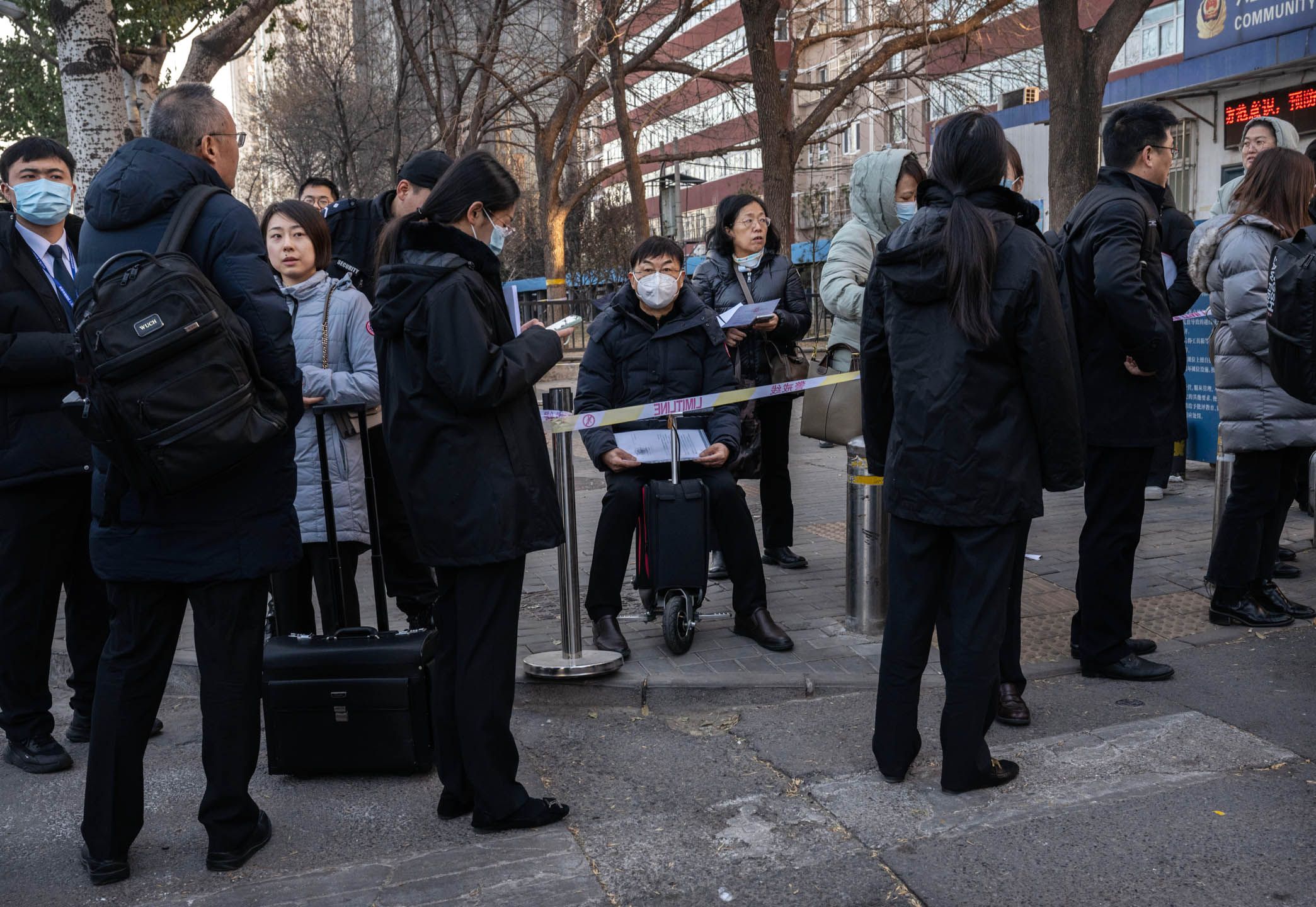 2023年11月27日,中国北京,马航MH370事件遇难者家属对马航、波音等公司提起法律诉讼,律师、乘客家属在法院外等待。摄:Kevin Frayer/Getty Images