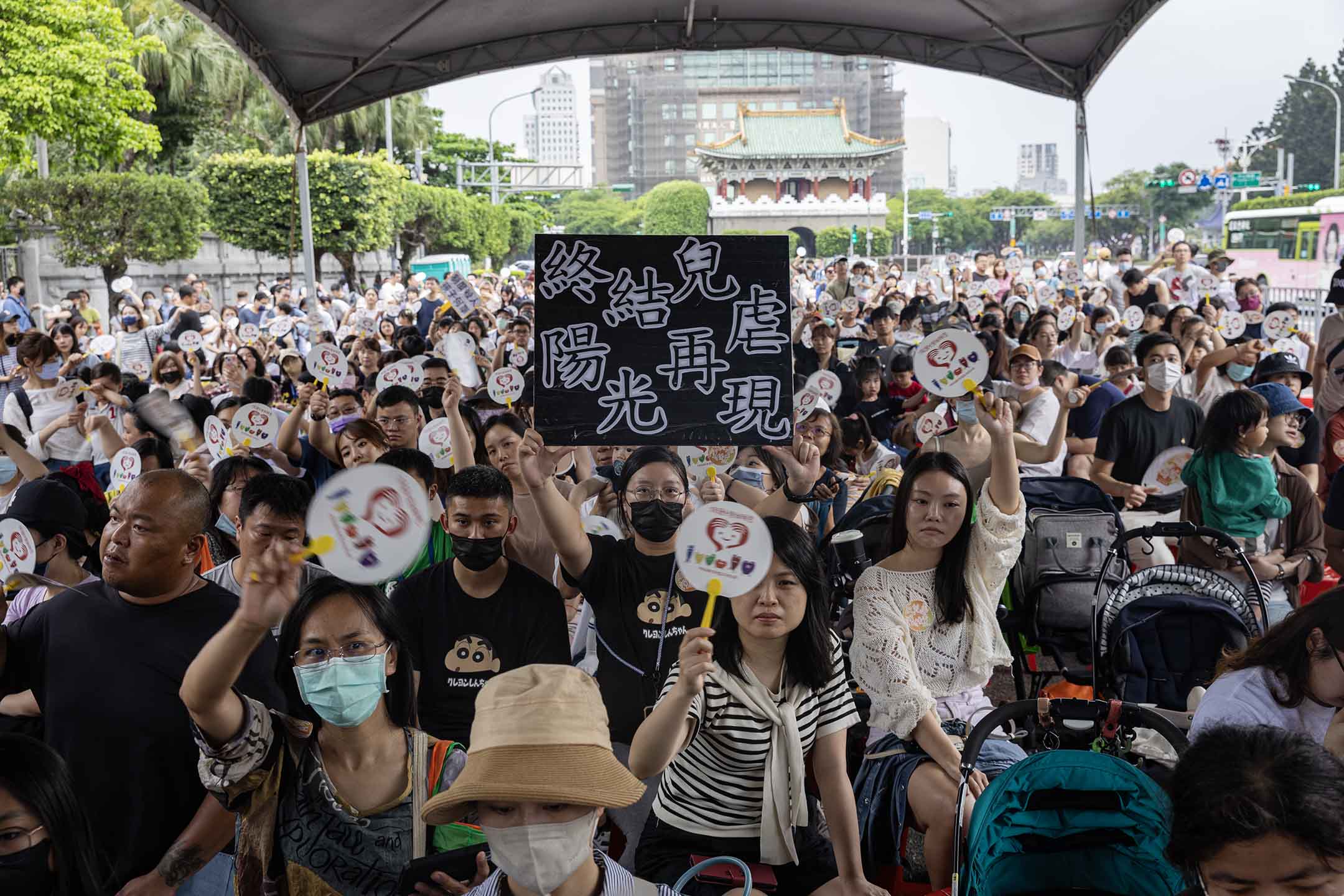 2024年4月27日,台北,兒權會舉行「保護兒童我願意終結兒虐陽光再現」集會。攝:陳焯煇/端傳媒