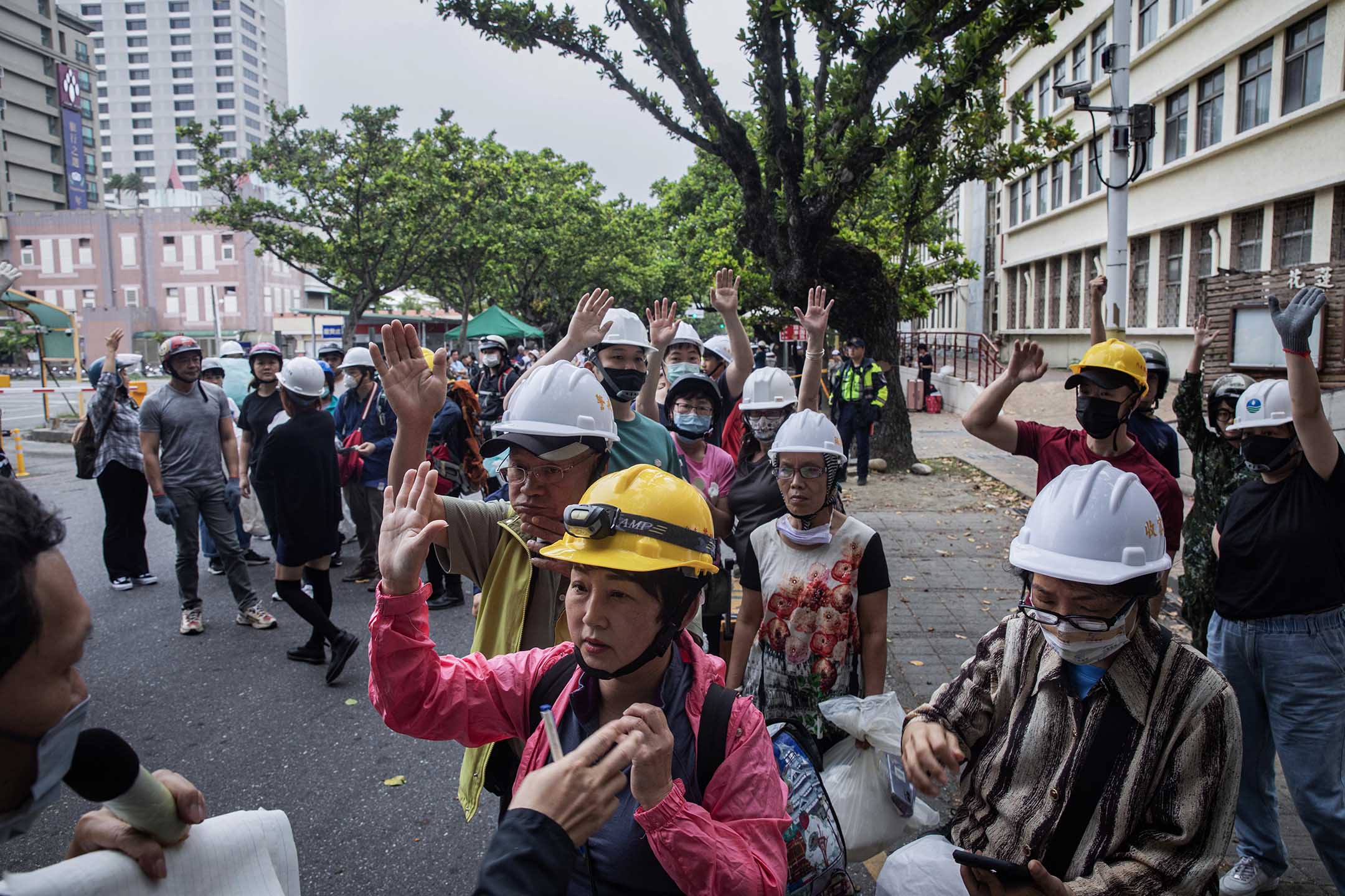 2024年4月5日,花蓮,一幢因地震而受損的大樓,居民集合並等待上樓取回個人物品。攝:陳焯煇/端傳媒
