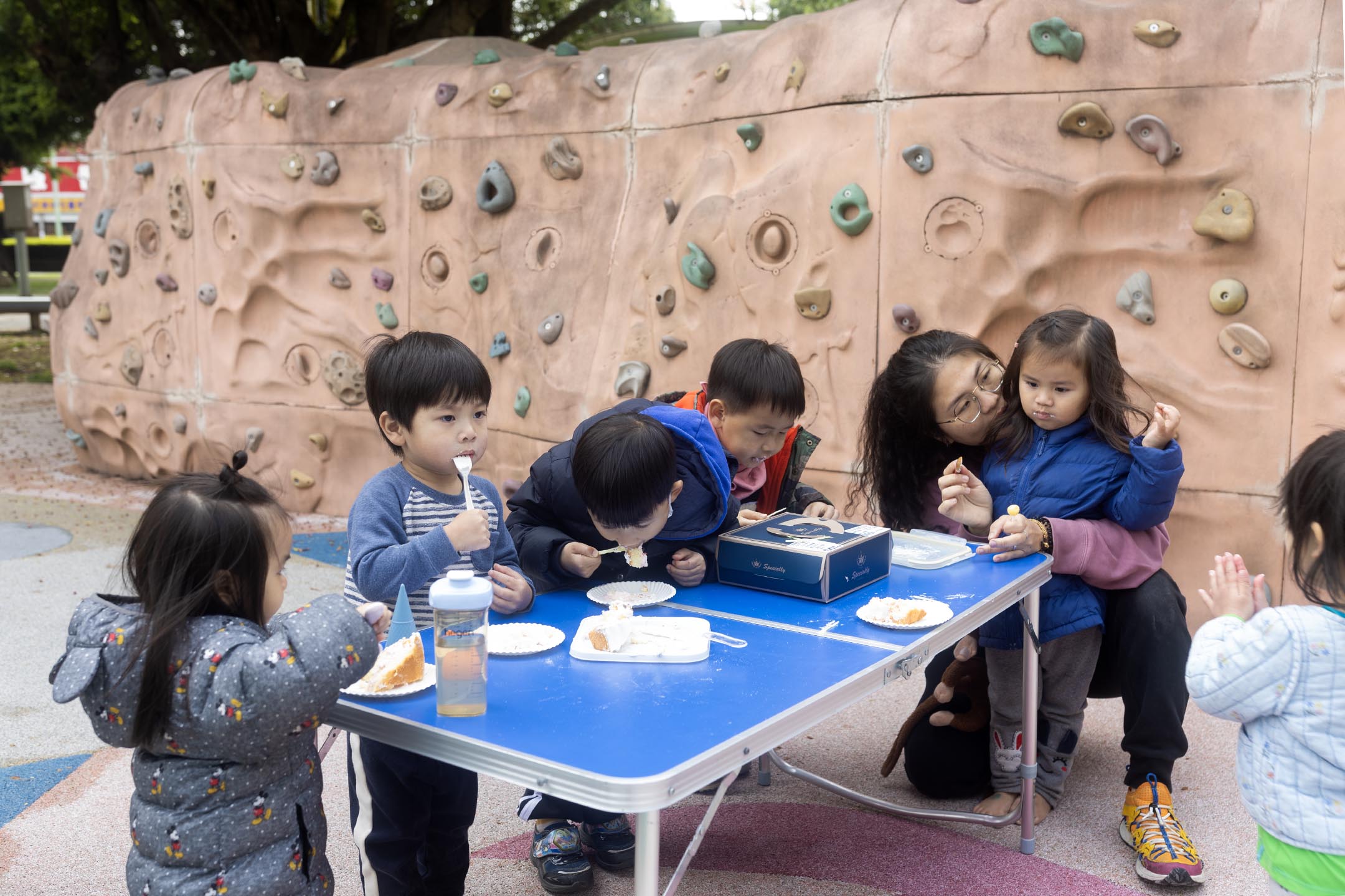 2024年3月19日,中壢新富公園,小歐盟的親子共學會,媽媽們為孩子慶祝生日。攝:陳焯煇/端傳媒