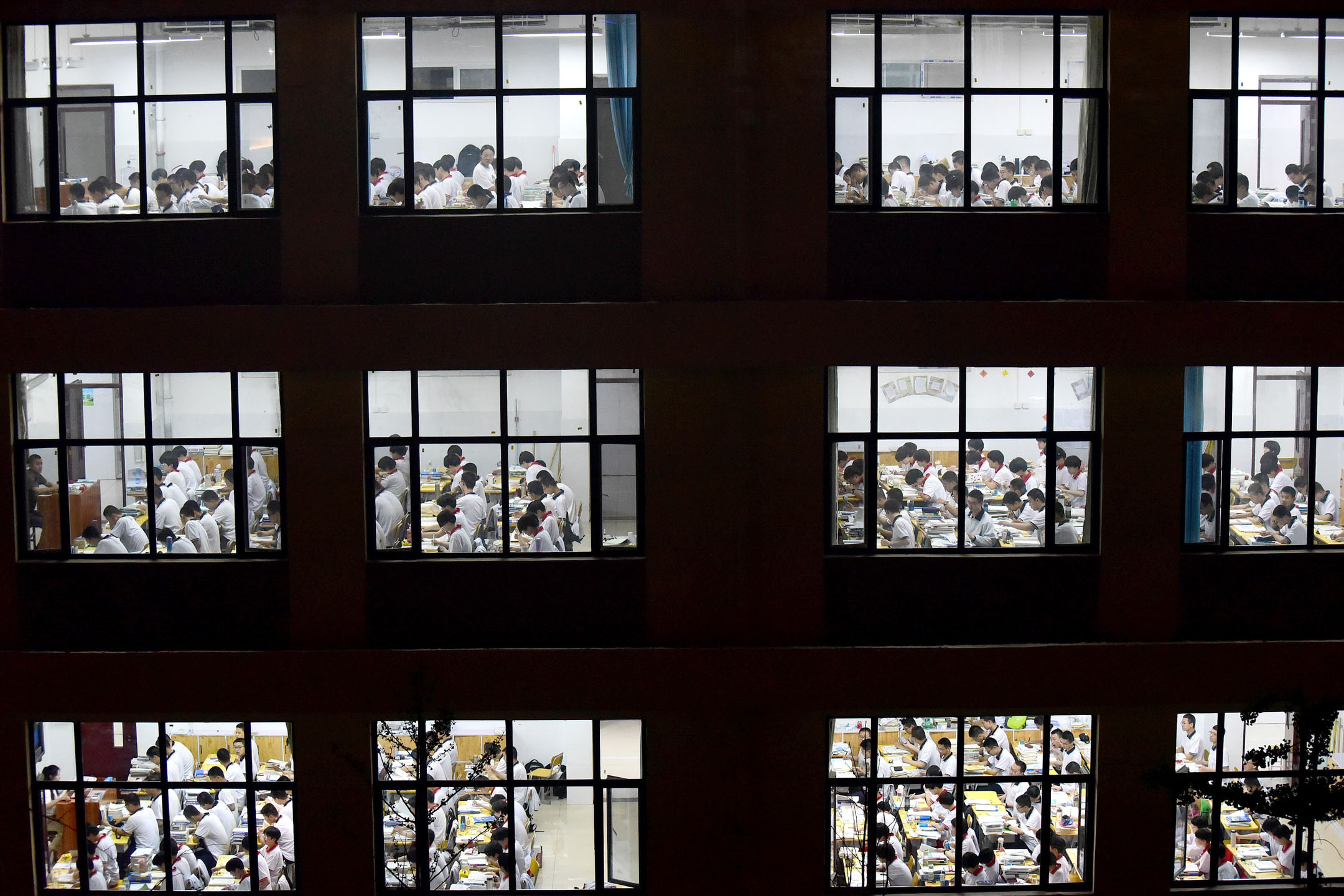 2023年5月17日,中國河北,一間高中學校學生在晚間溫習。攝:HAO QY/Feature China/Future Publishing via Getty Images