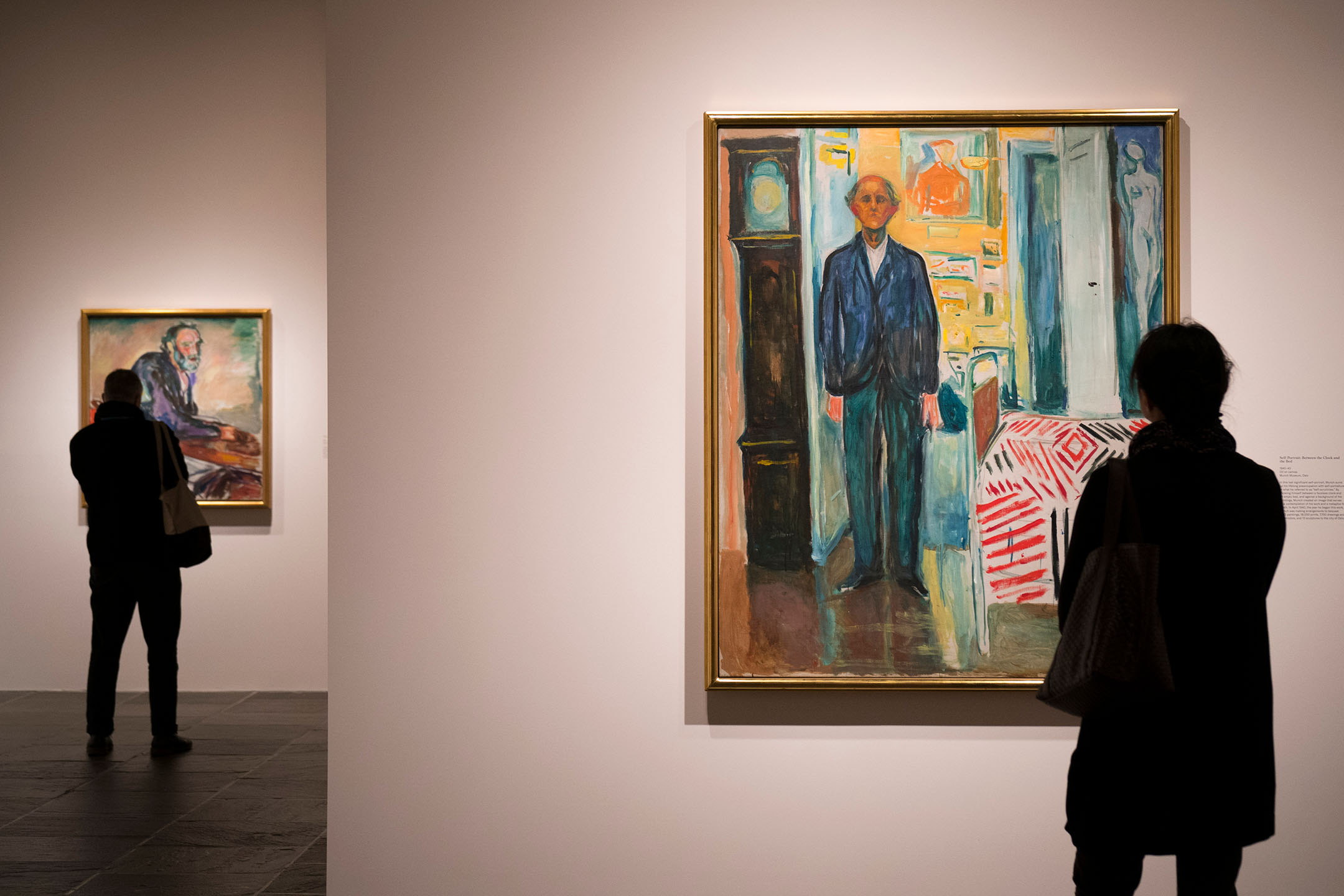 2017年11月13日,美国纽约,参观者在布鲁尔博物馆观看展品。摄:Drew Angerer/Getty Images