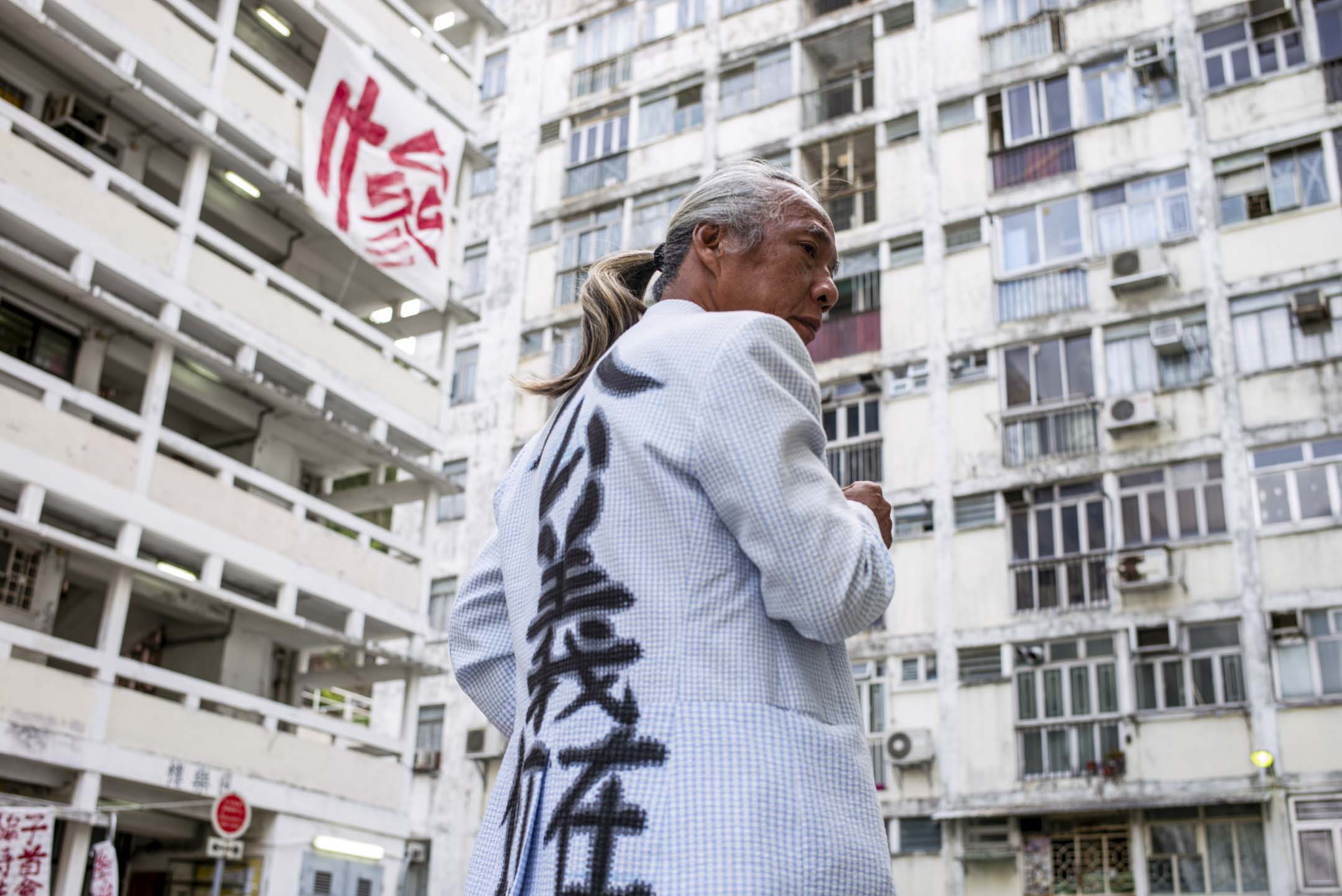 64岁的拒迁户郭基权身穿写有“公义何在”的外套。摄:林振东/端传媒