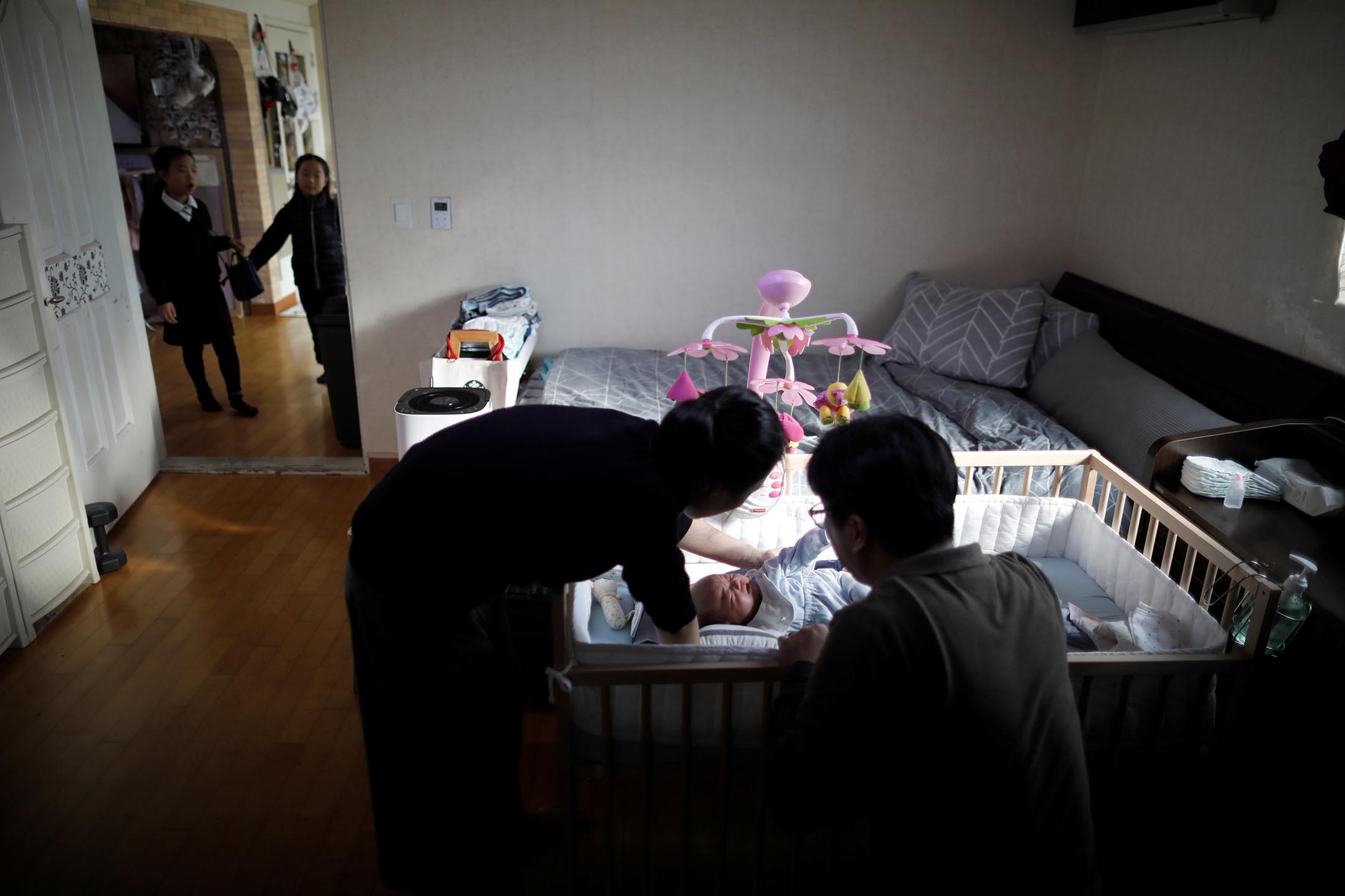 2018年12月19日，韓國首爾，父母在家裡照顧他們的小兒子。攝：Kim Hong-Ji/Reuters/達志影像