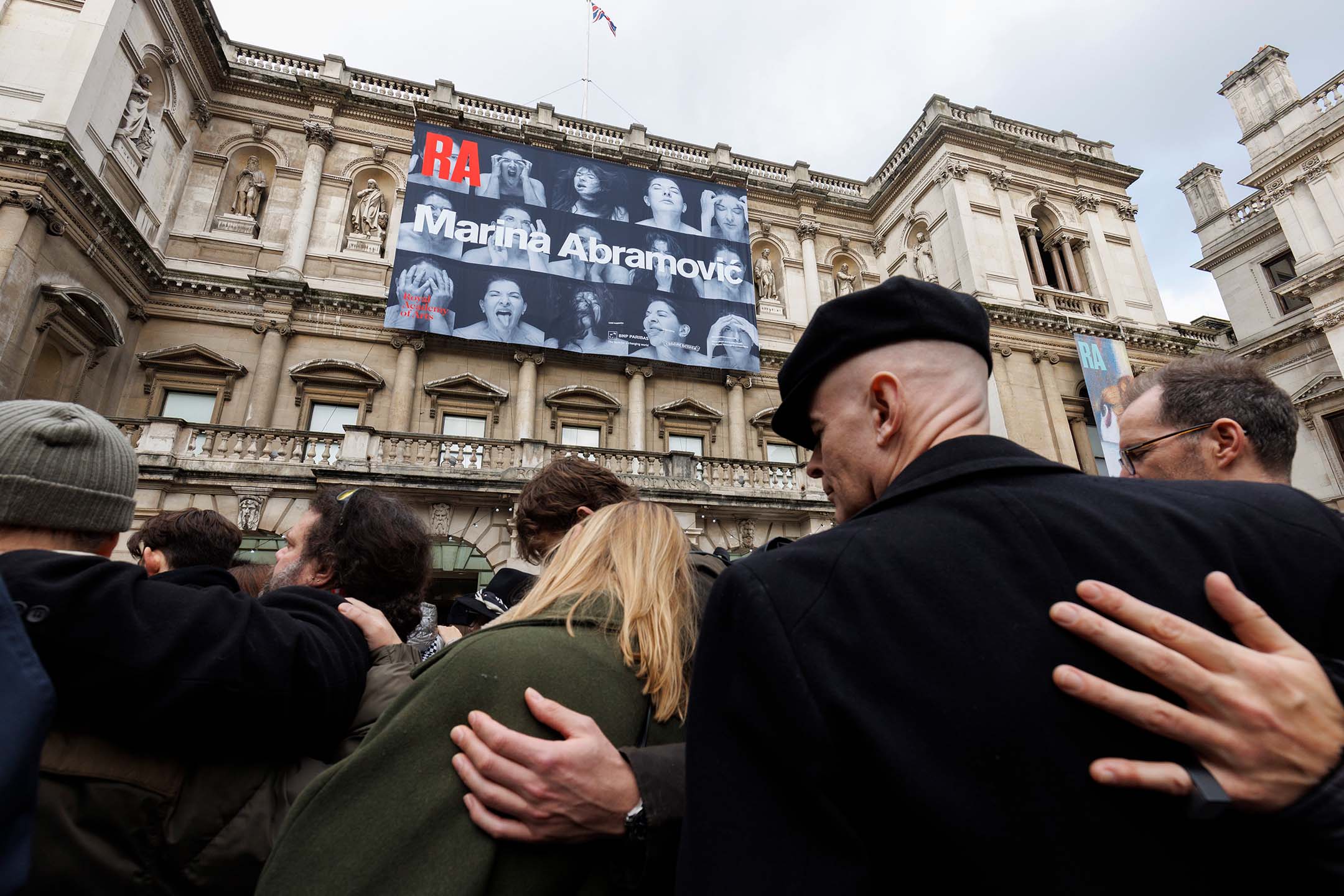倫敦皇家藝術學院(Royal Academy of Arts) 舉辦了Marina Abramovic的大型回顧展,牆外掛有巨幅海報。攝: John Phillips/Getty Images for Royal Academy of Arts