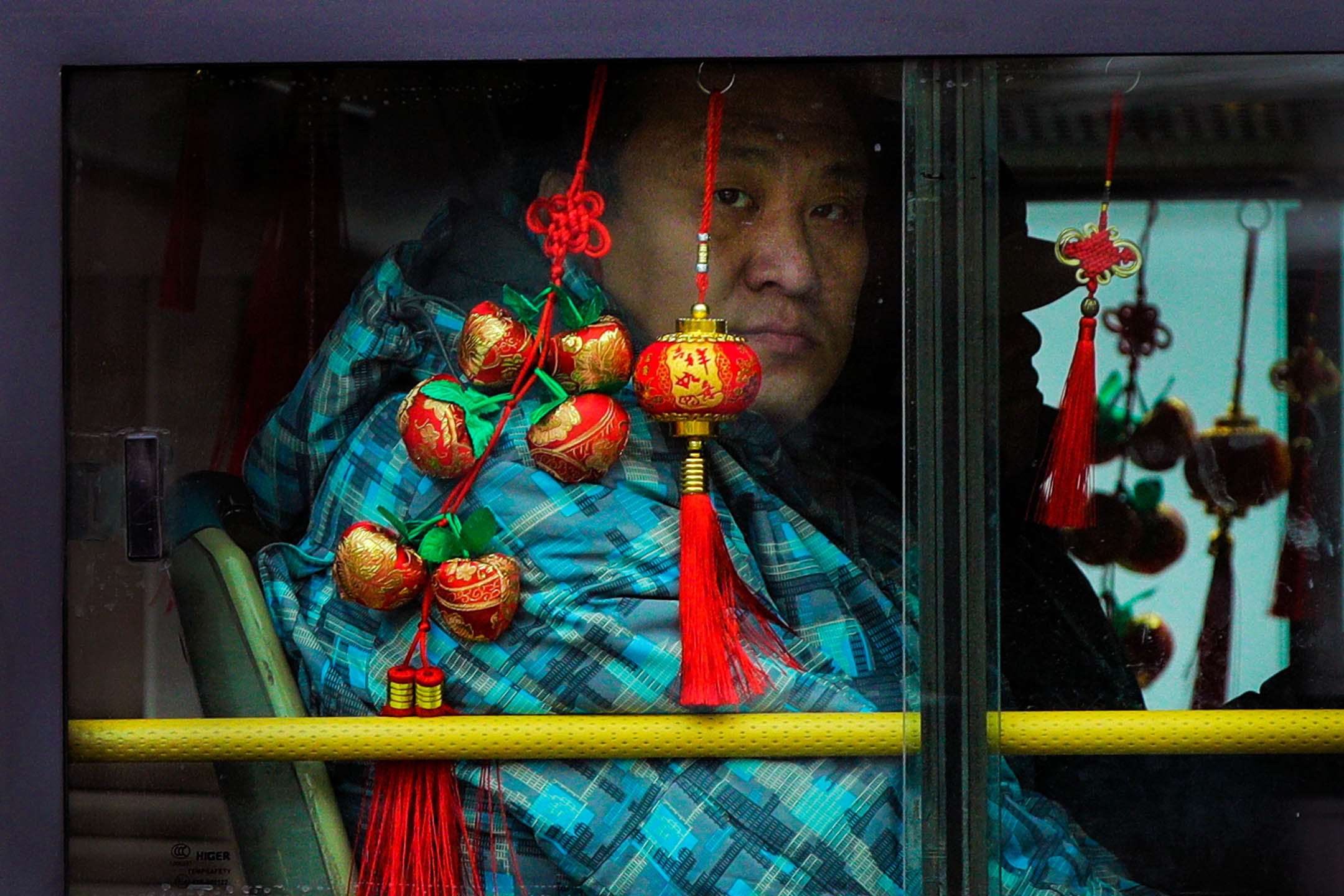 2019年1月7日,中国北京,一名男子正在从公车窗外往外看。摄:Andy Wong/AP/达志影像